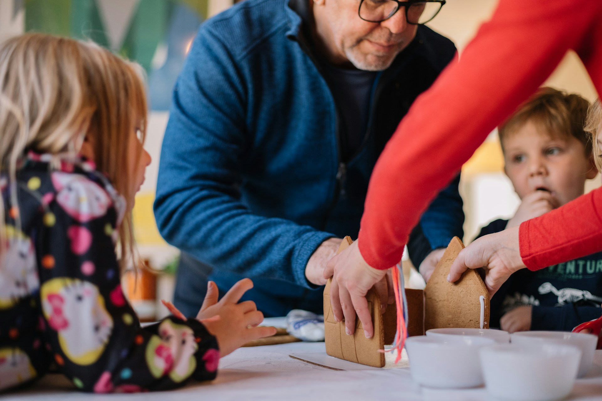 Manualitats intergeneracionals amb material recilat. Setmana Activa't