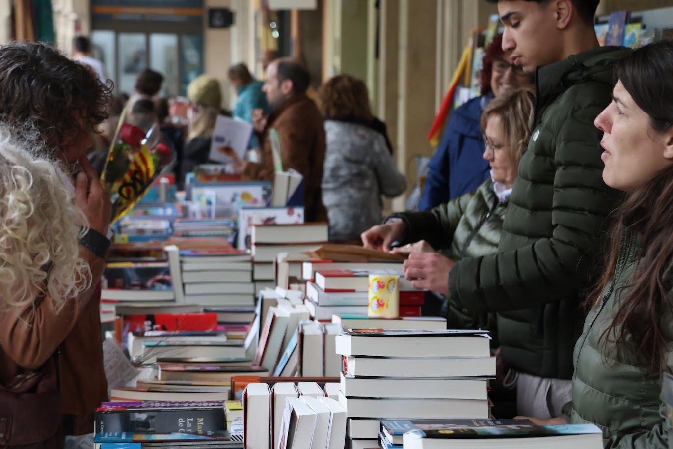 Diada de Sant Jordi a Manlleu. 63a edició FIRA DEL LLIBRE i DE LES FLORS