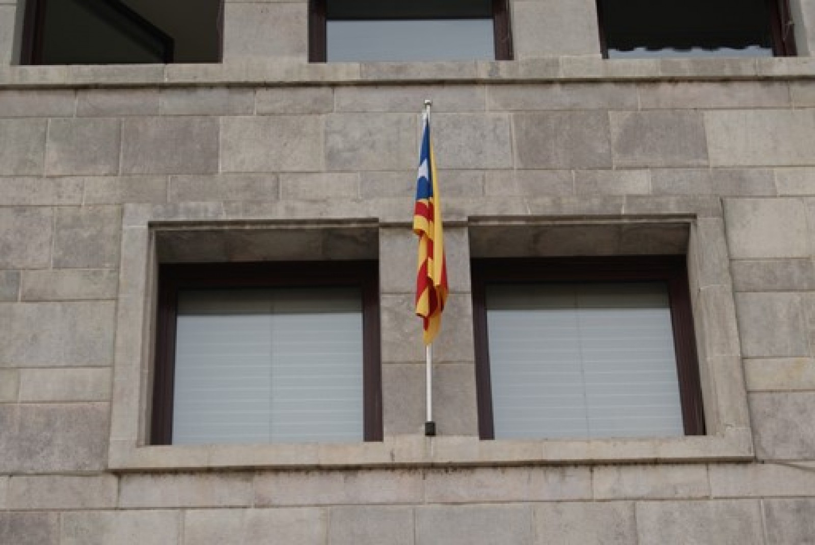 L'estelada, a la façana de l'Ajuntament de Manlleu