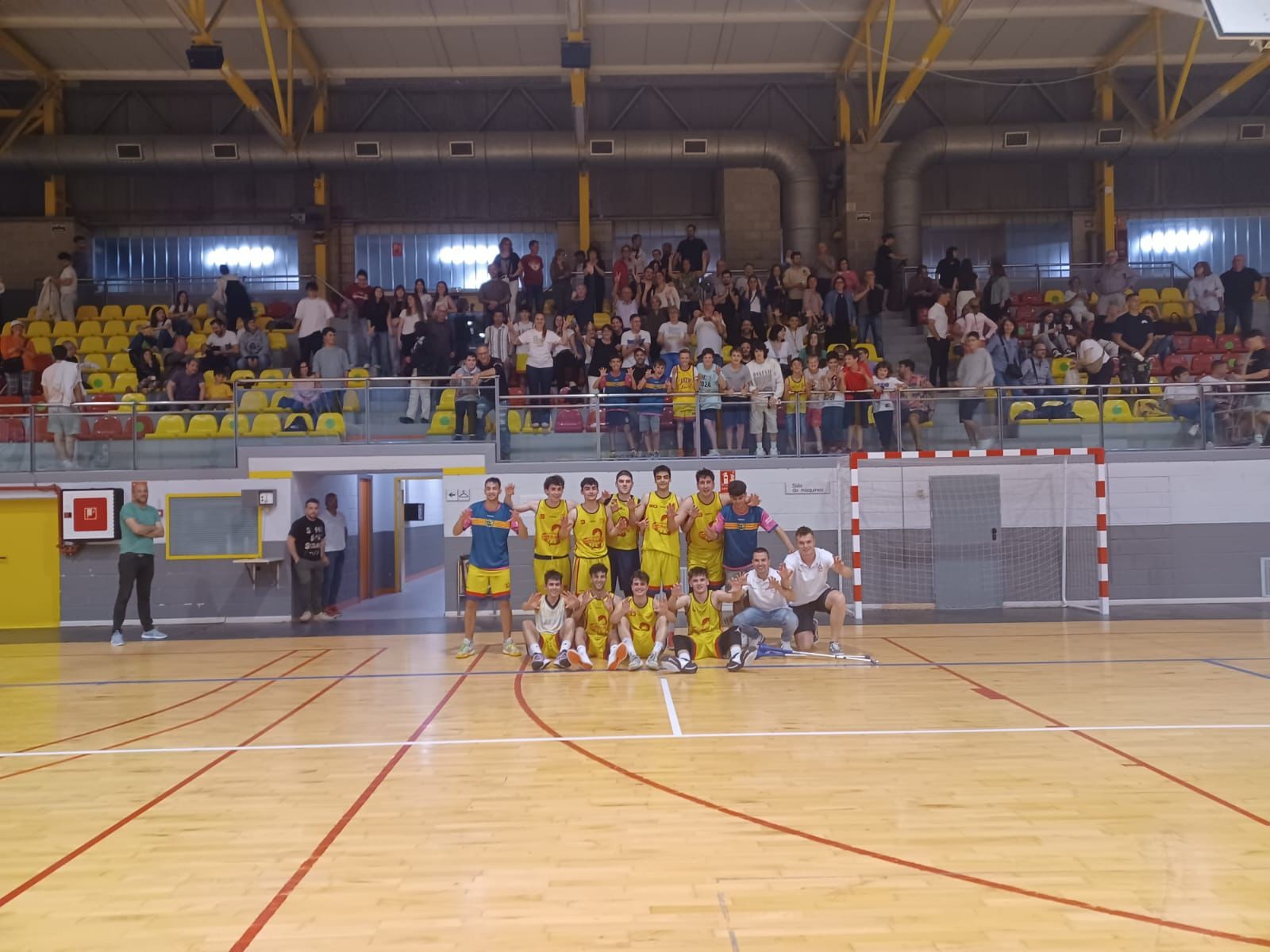 El CB Manlleu guanya la lliga i puja a Primera Territorial