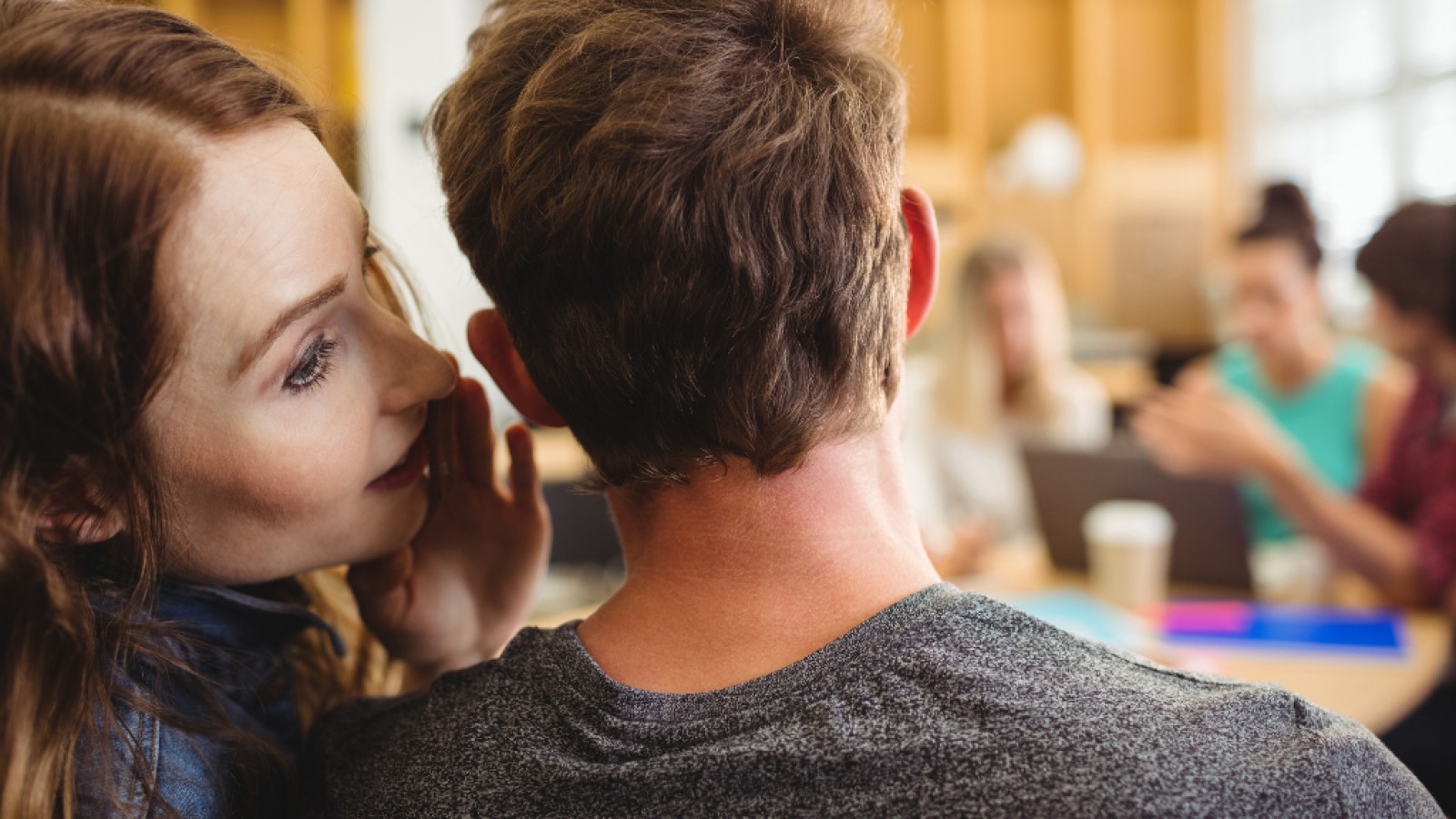 Acció de xiuxiuejar