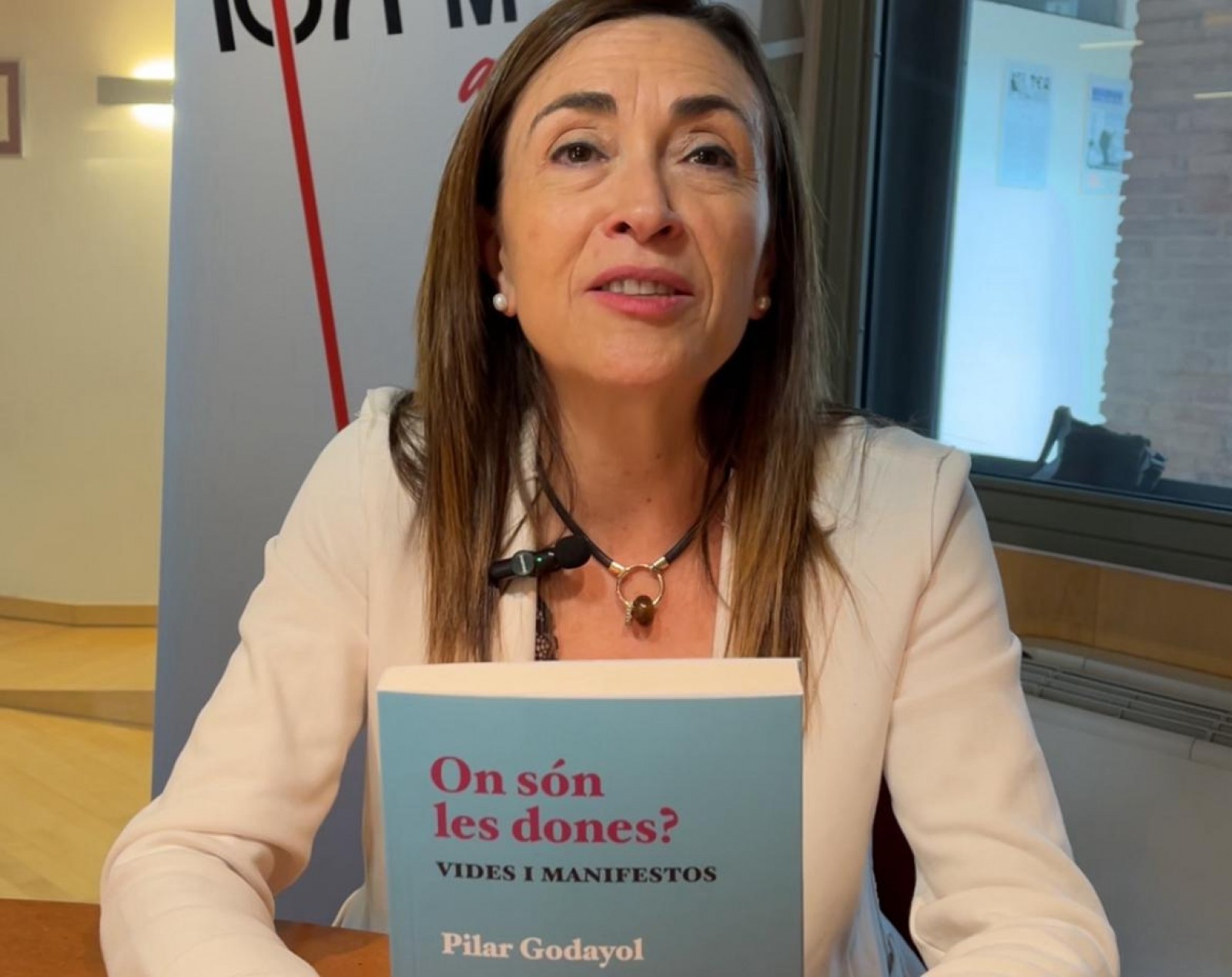 L'autora amb el llibre 'On són les dones?' a les mans