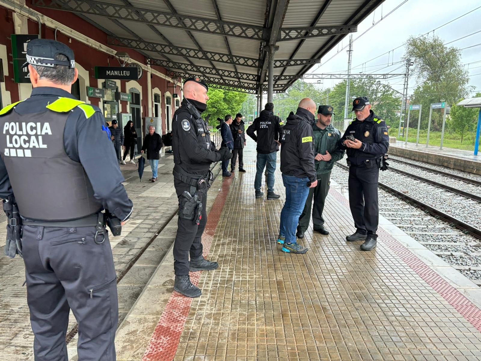Agents policials a l'estació de Manlleu