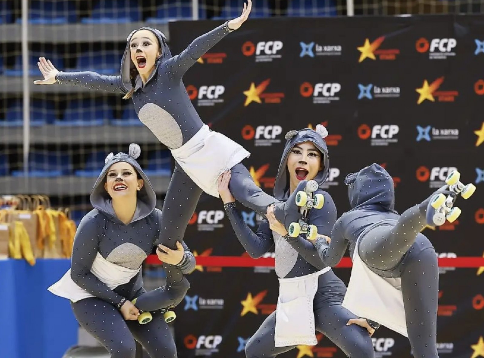 Actuació de patinadores del club manlleuenc