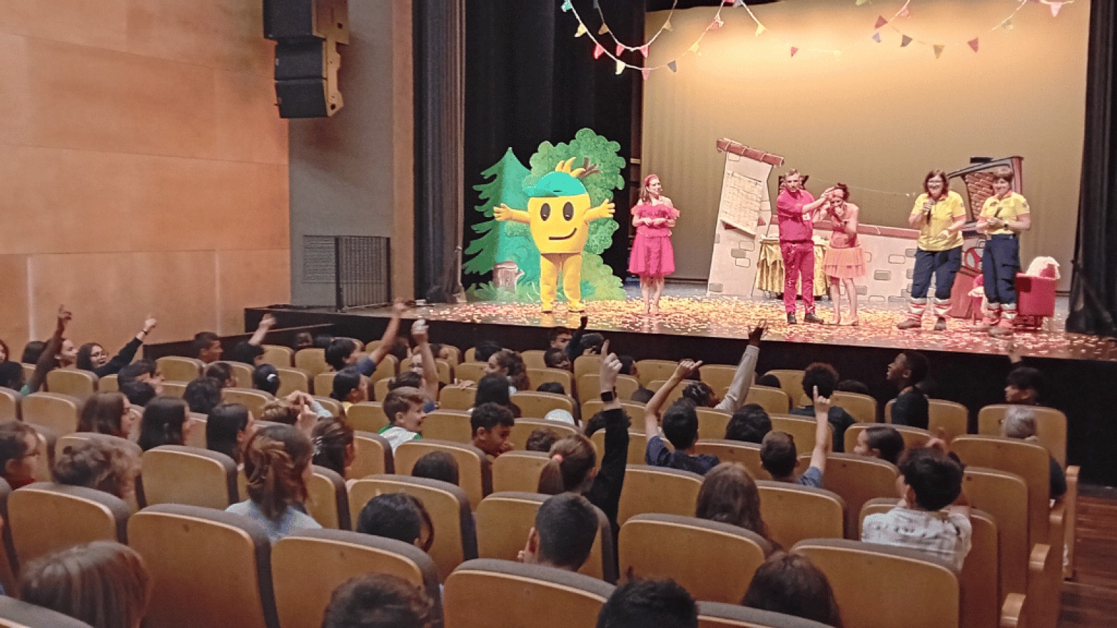 Uns 200 alumnes han assistit aquest dijous a la representació teatral