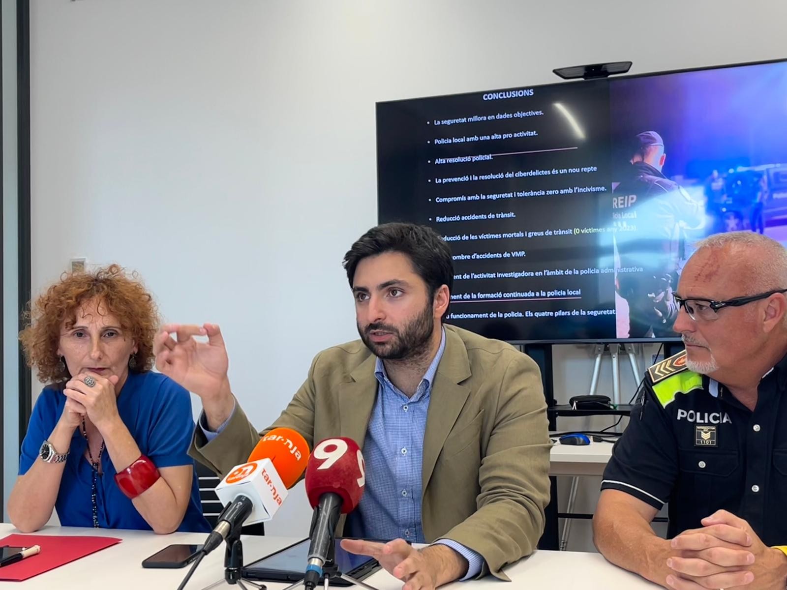 Lluïsa Bautista, Arnau Rovira i Moisès Gimeno, durant la presentació de la memòria