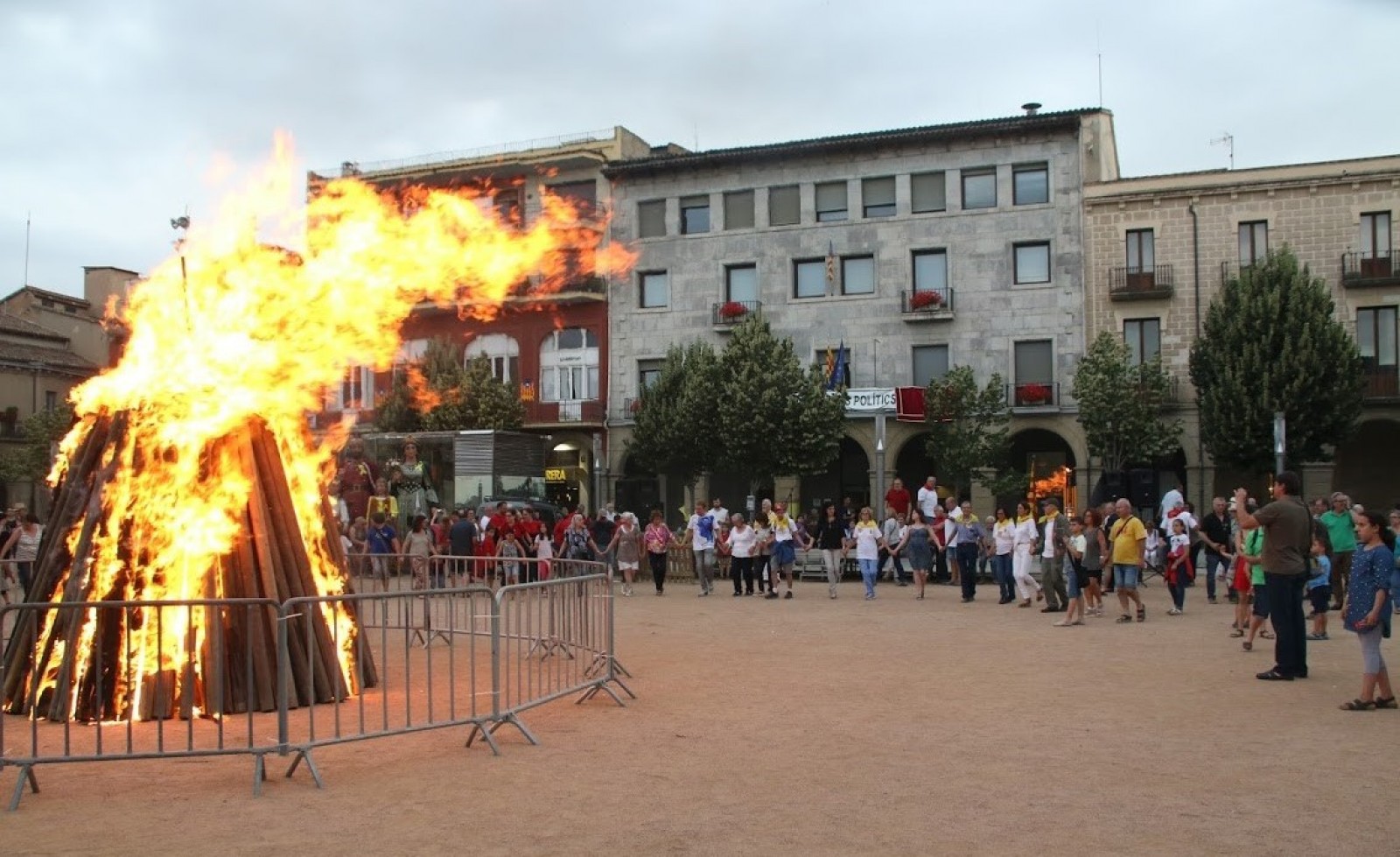 Rebuda de la Flama del Canigó a la Plaça de Manlleu
