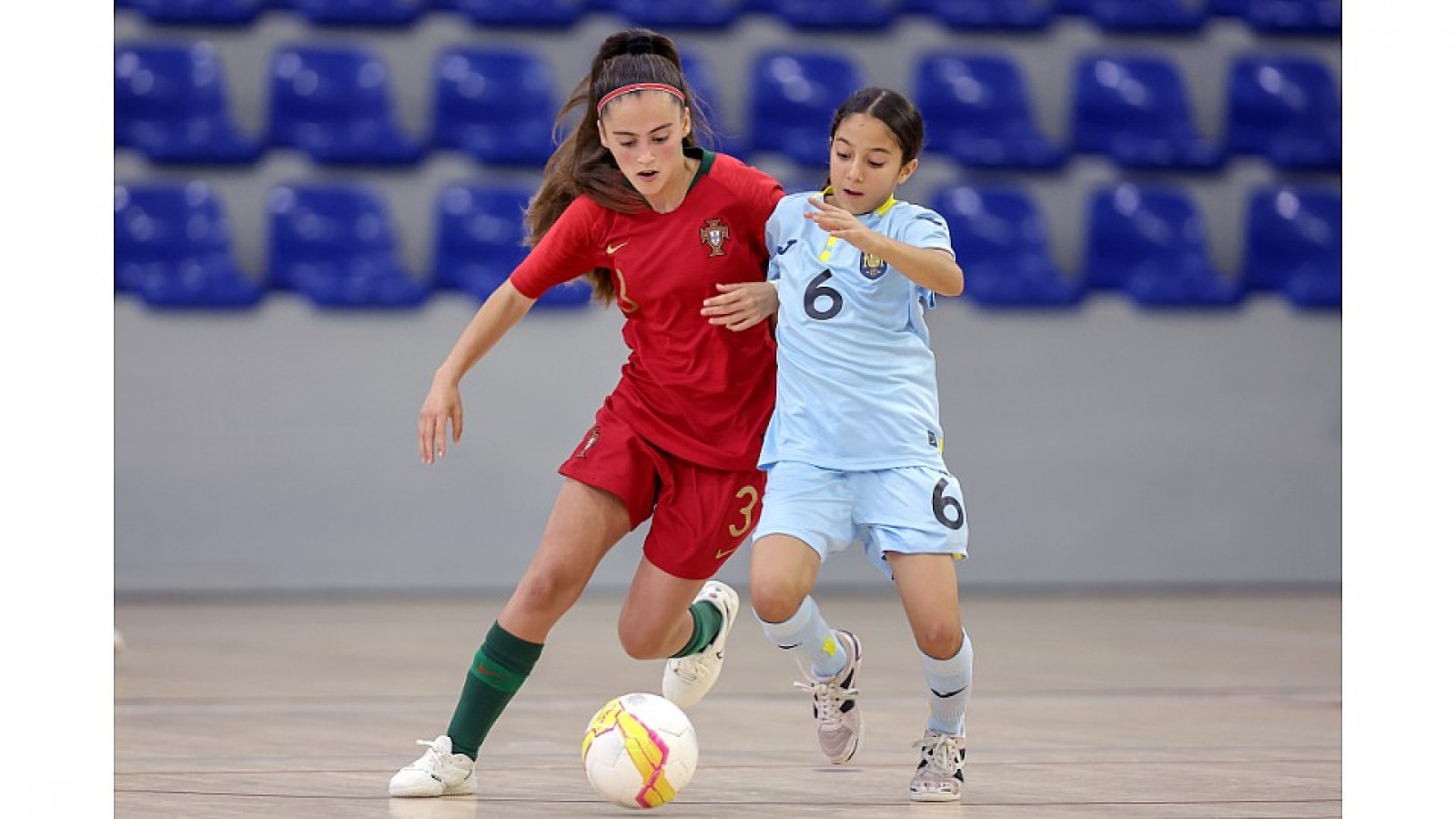 Jana Ruiz, de blau, disputant una pilota amb una jugadora de Portugal 