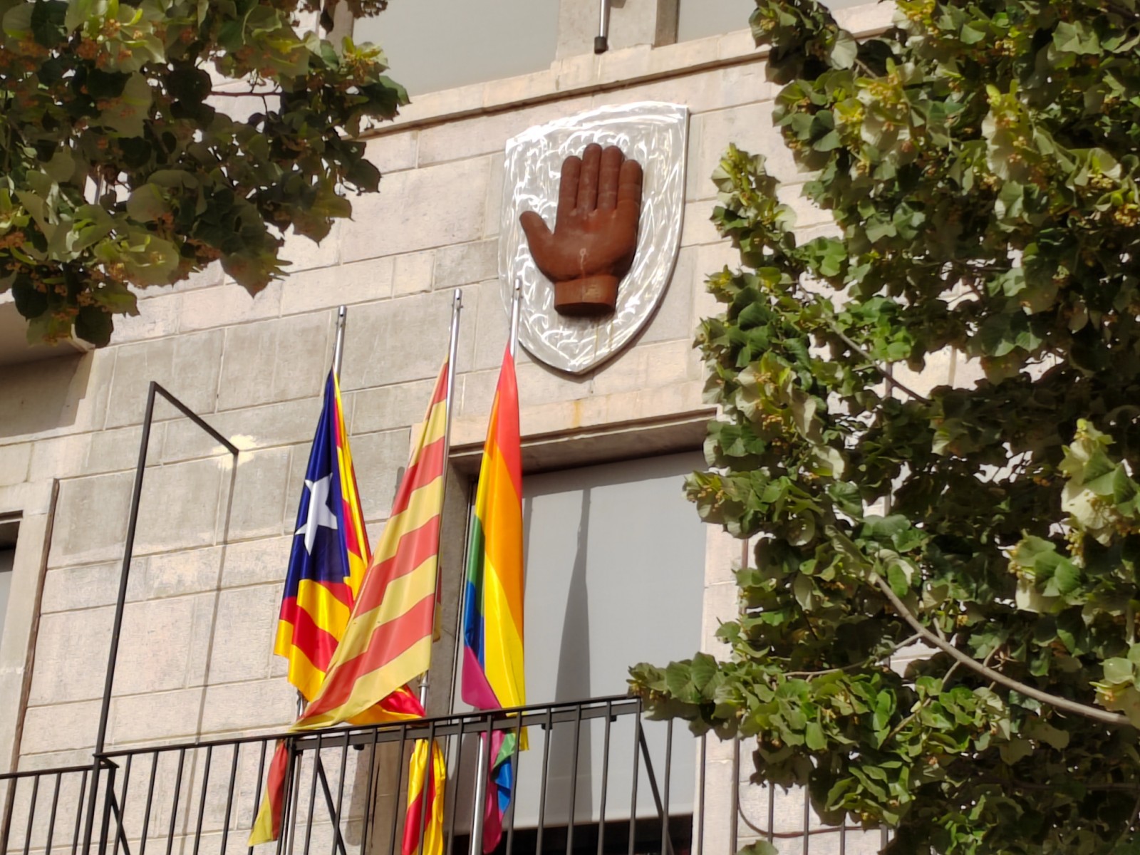 La bandera LGBTI+ a l'Ajuntament de Manlleu 