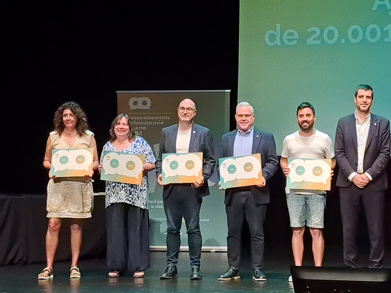 Maria Carme Nogué, la primera per l'esquerra, recollint el premi