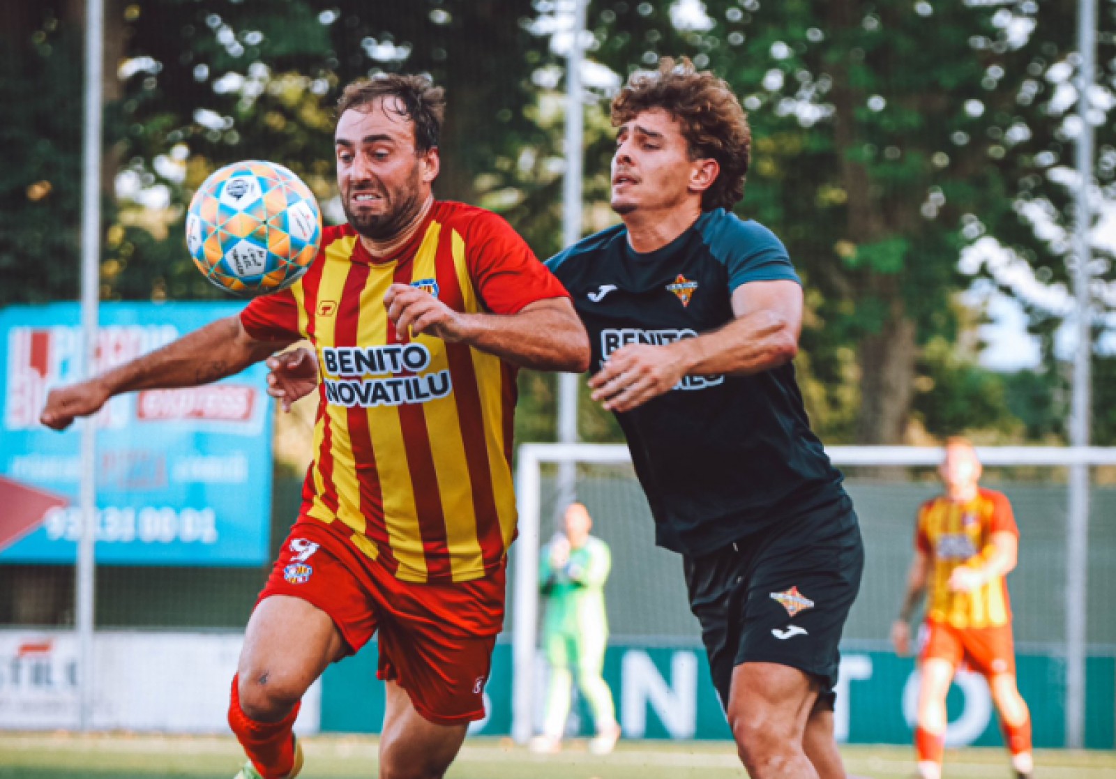 El manlleuenc Adrià Casanova, disputant una pilota en el duel de pretemporada contra el Tona