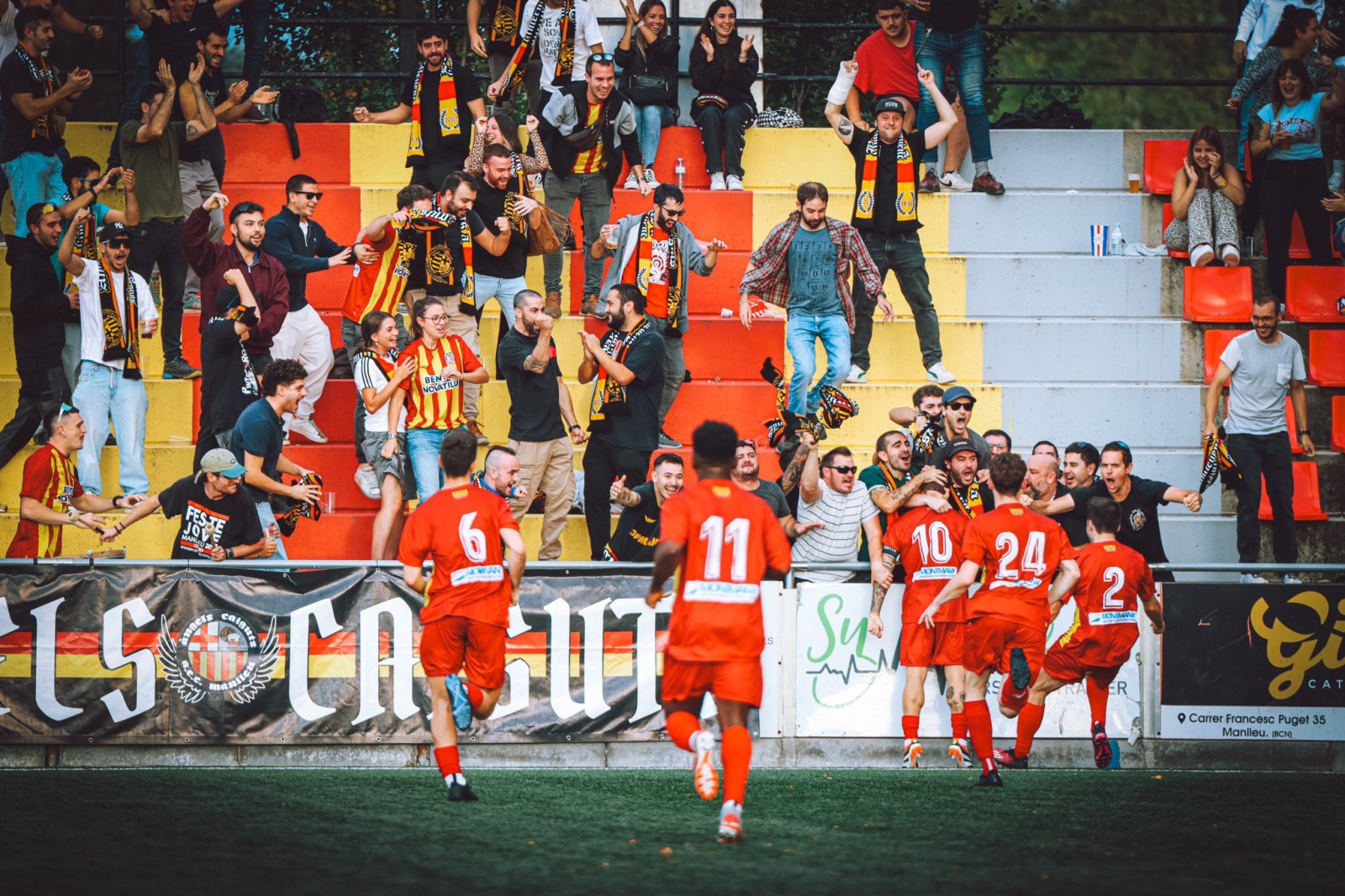 Els jugadors manlleuencs celebren el gol de l'empat amb l'afició