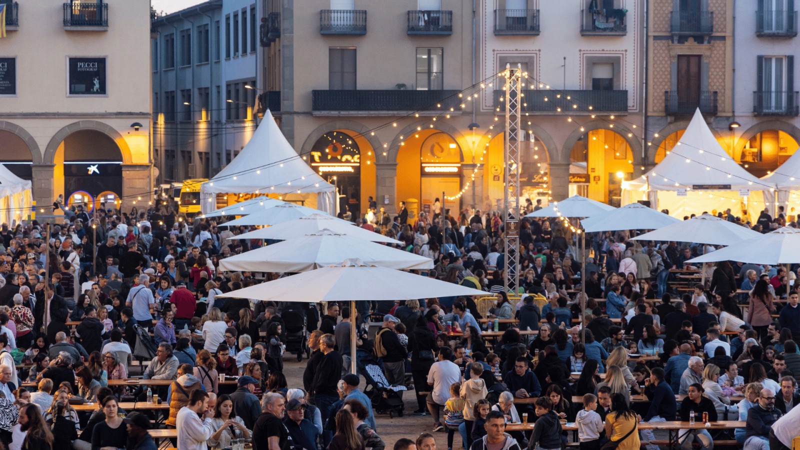 Centenars de persones van passar per la plaça Fra Bernadí el passat cap de setmana