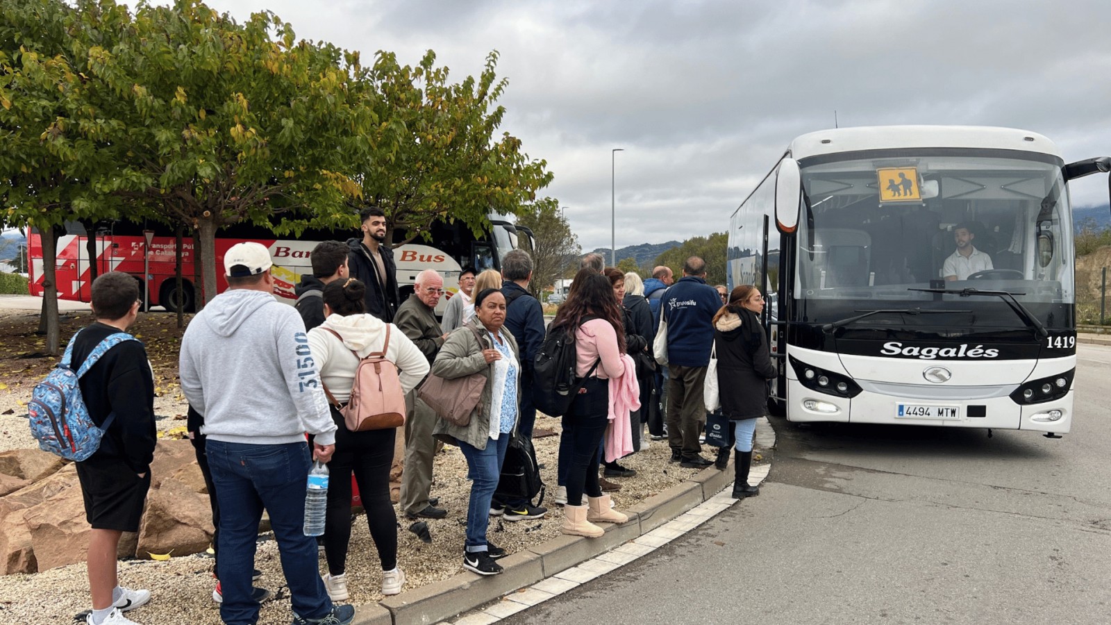 Passatgers afectats per l'incendi a l'R3 esperant per agafar un autobús