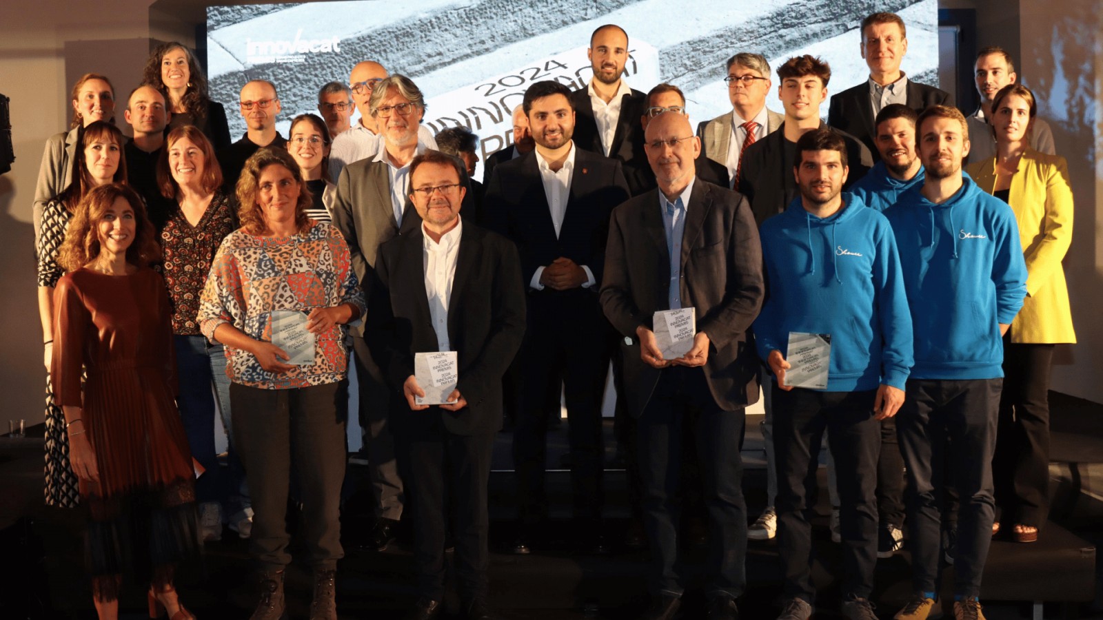 Guardonats, empreses organitzadores i representants polítics, al final de l'acte