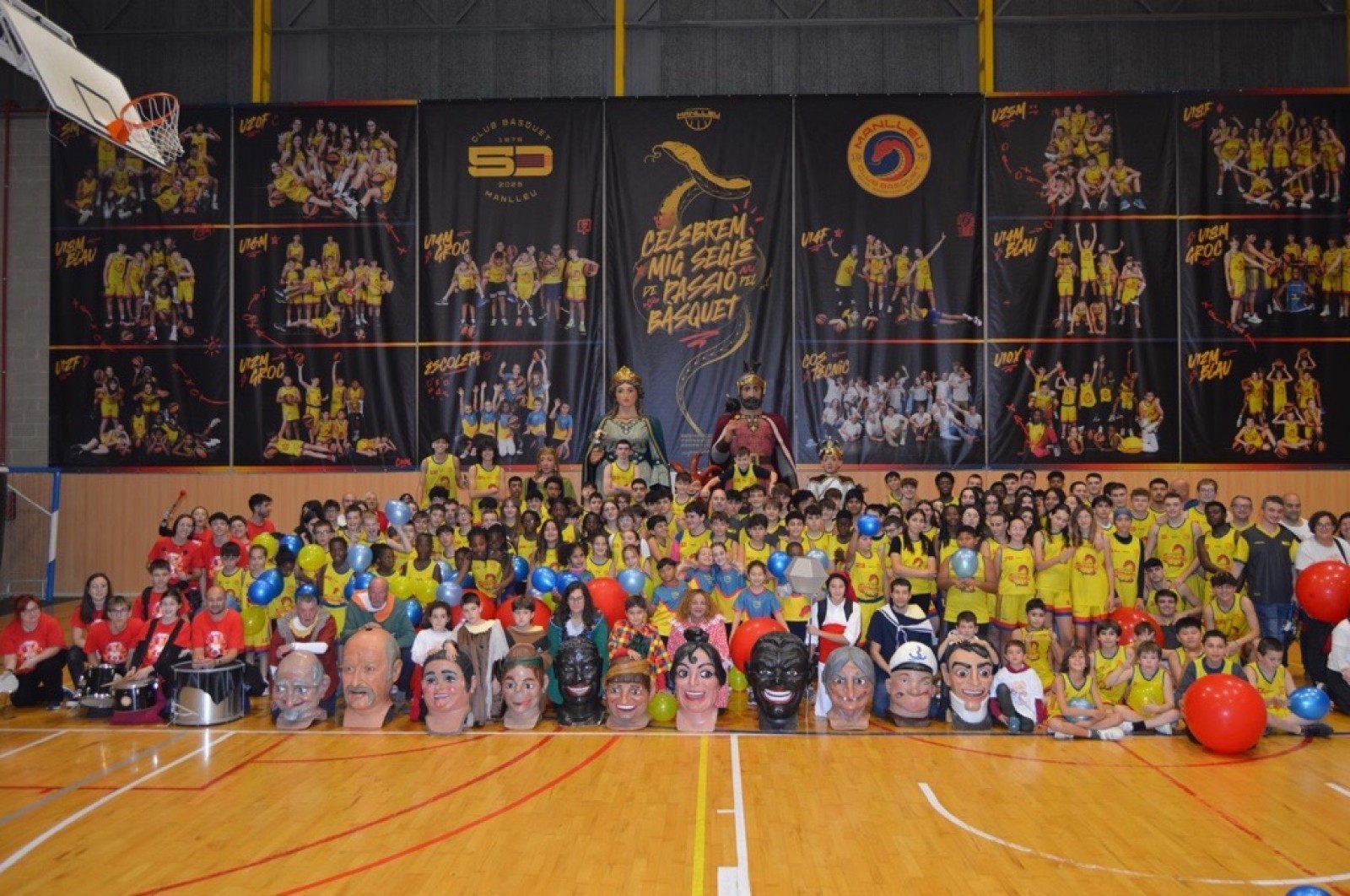 Foto de família durant l'acte de presentació dels equips