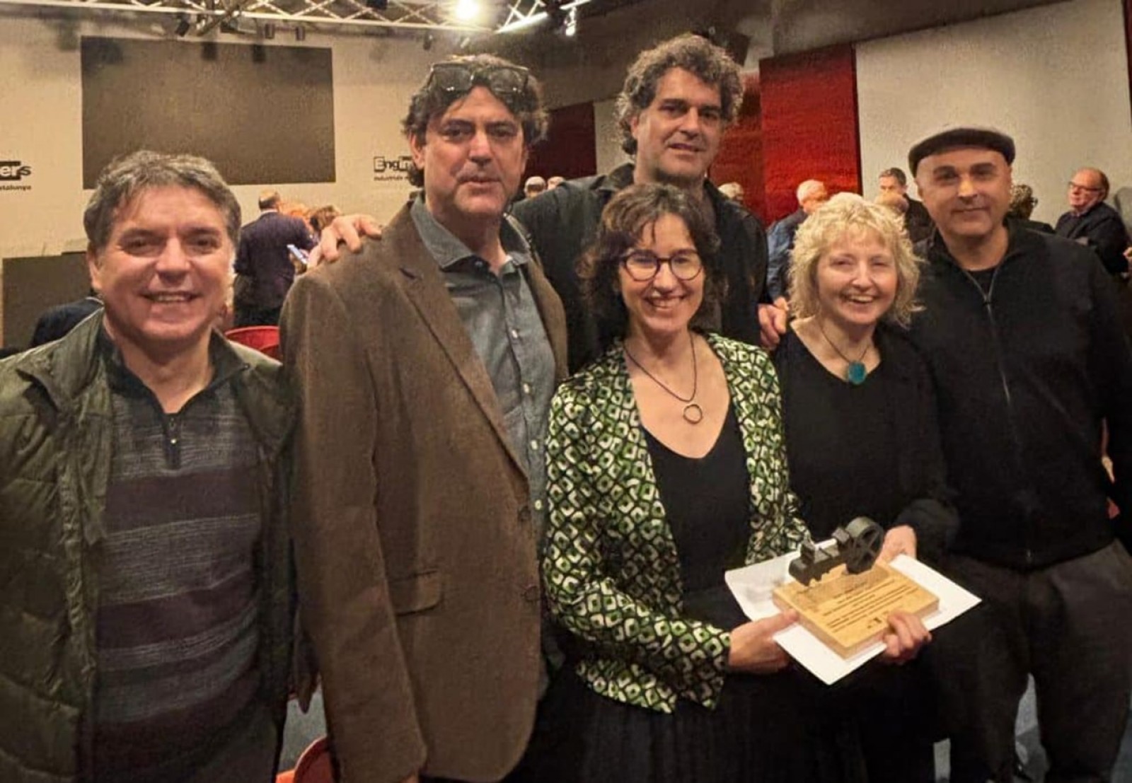 Representants del museu, de l'Ajuntament i els autors i autores del projecte, recollint el premi