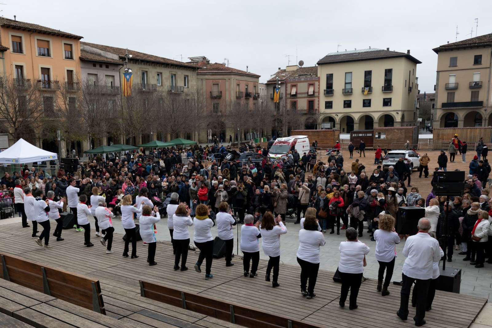 Actuació a la plaça durant els actes de La Marató
