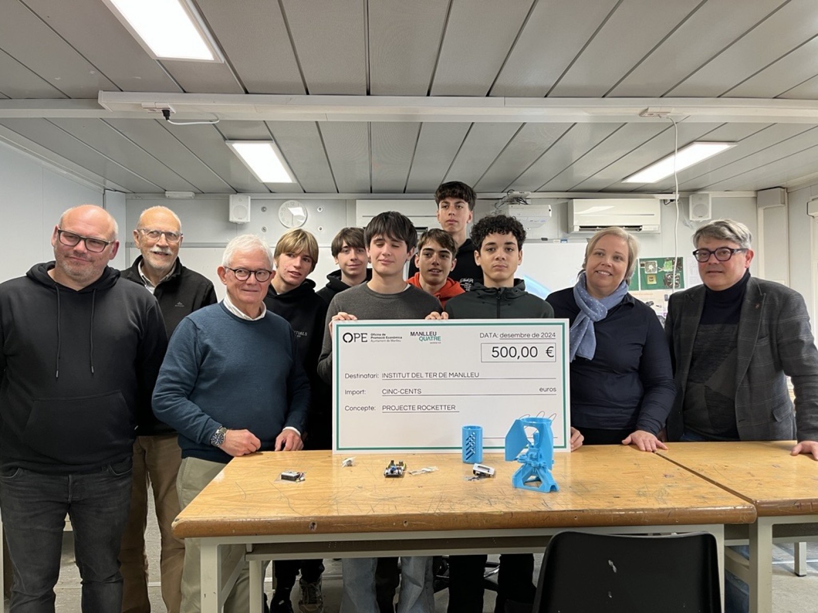 L'equip participant al projecte CanSat en el moment de rebre el xec