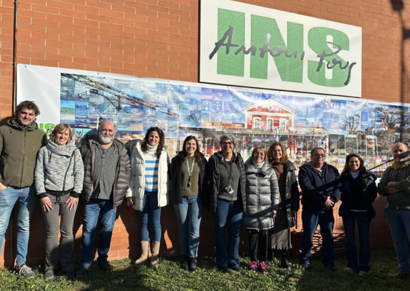 El mural, exposat al centre escolar