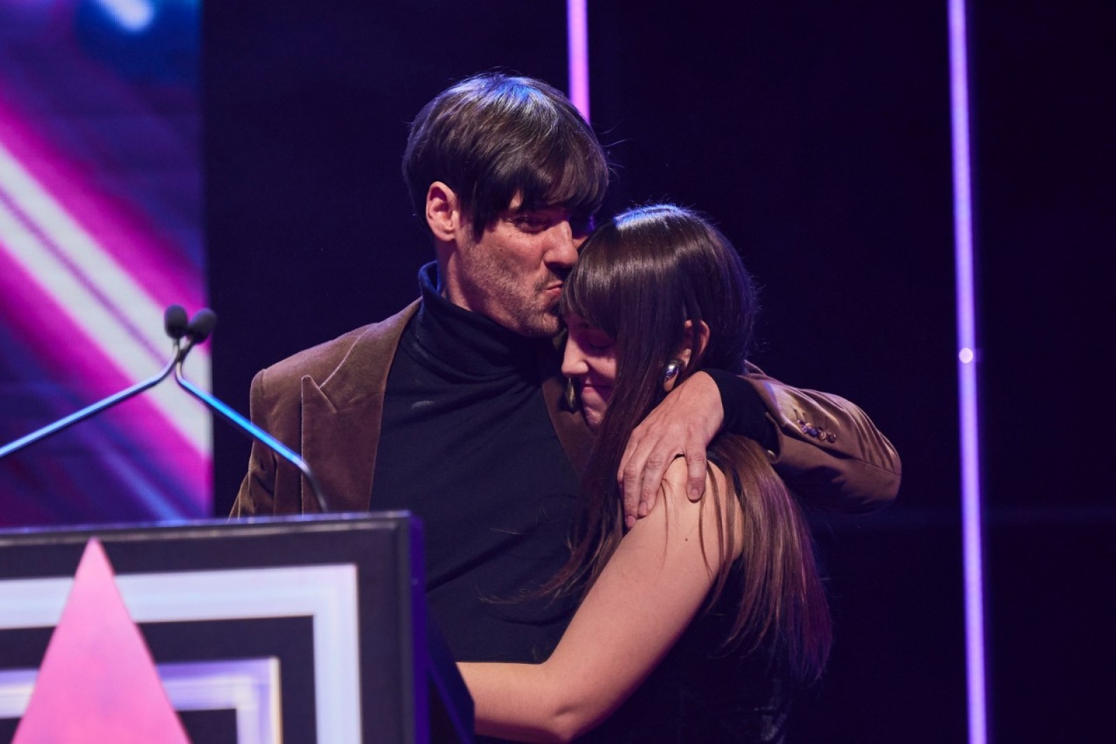 Ariadna Dot abraçant-se amb el director Carlos Marques-Marcet