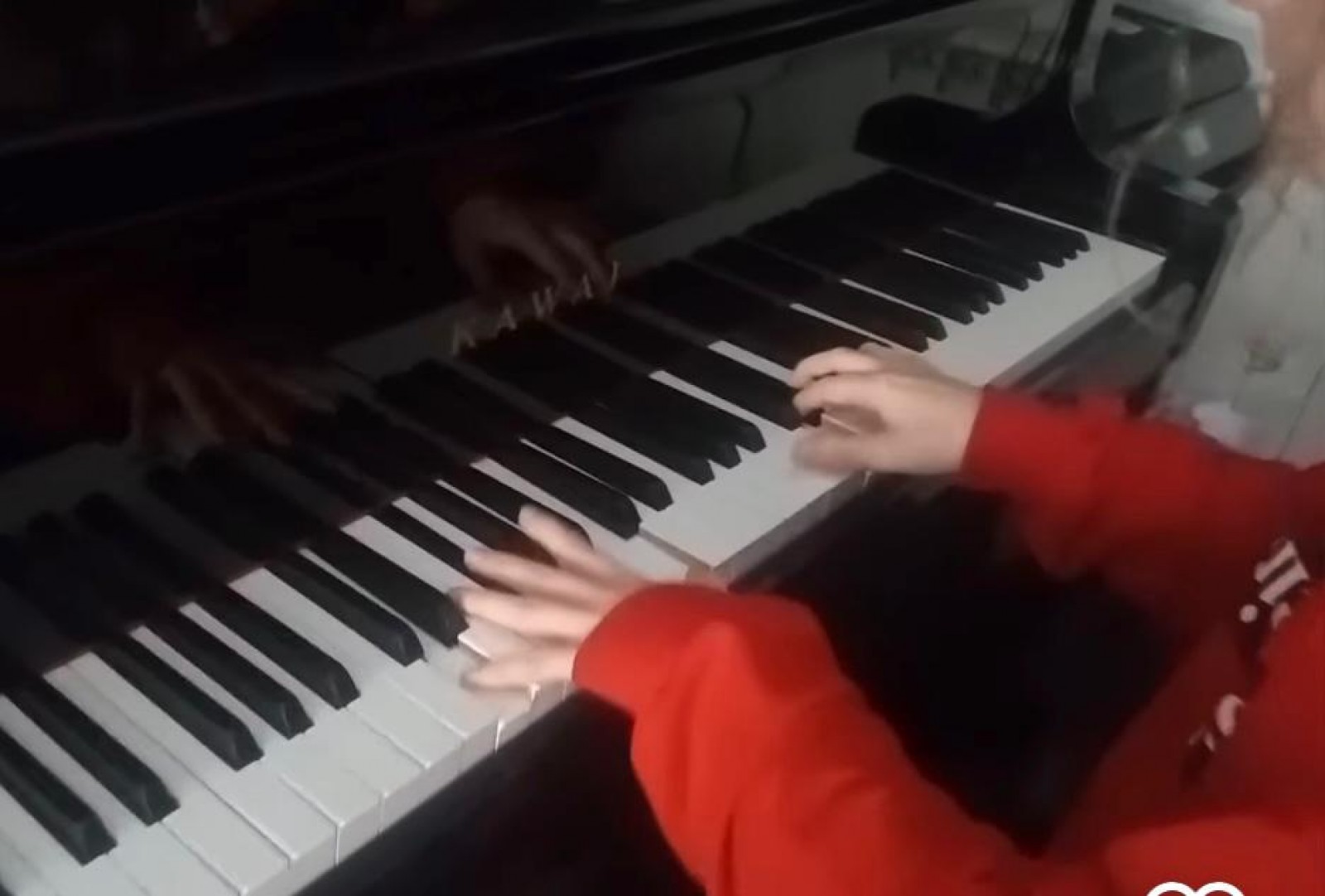 Imatge d'una de les alumnes tocant el piano.