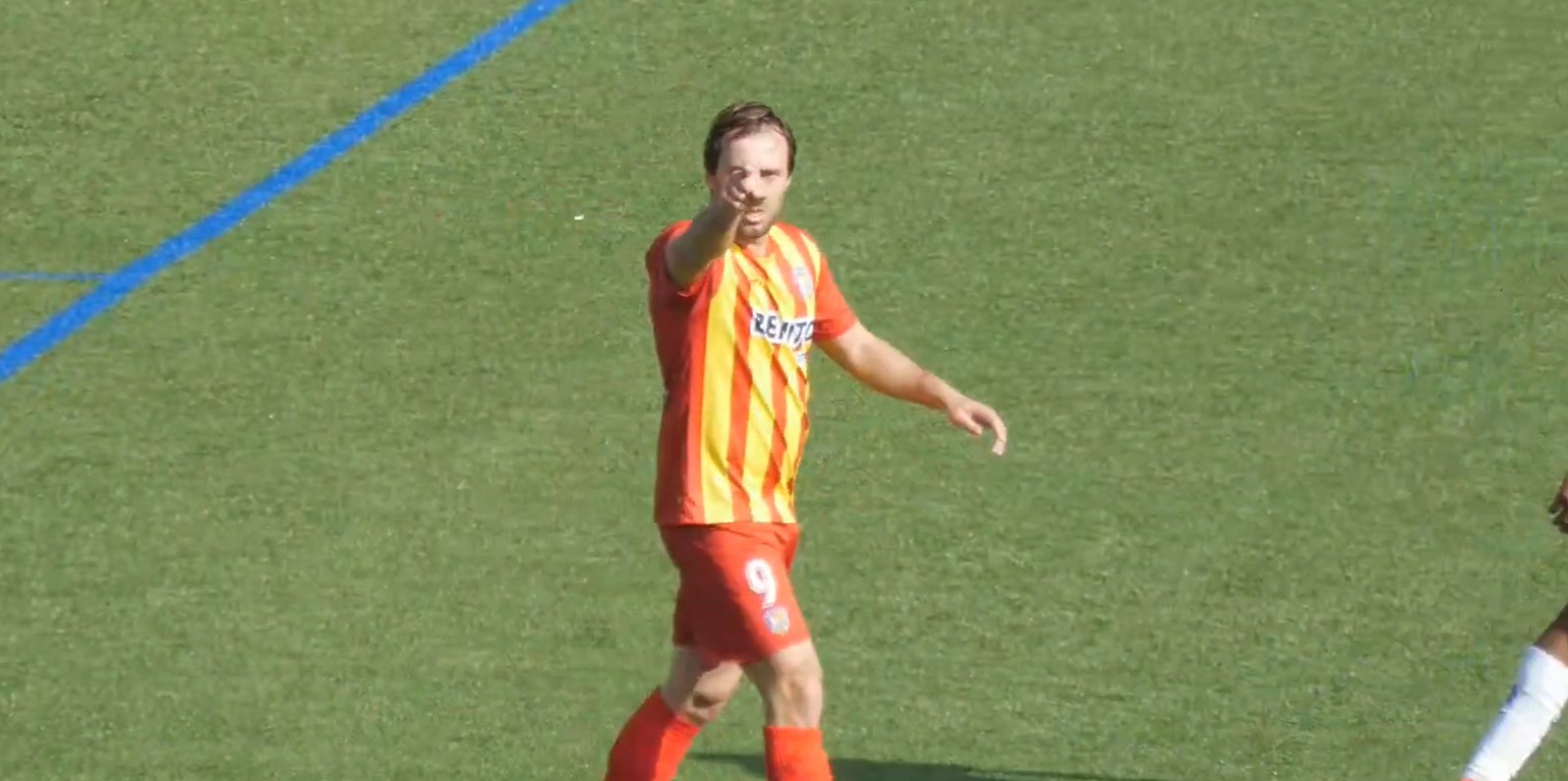 Adrià Casanova celebrant el gol de l'empat a Figueres