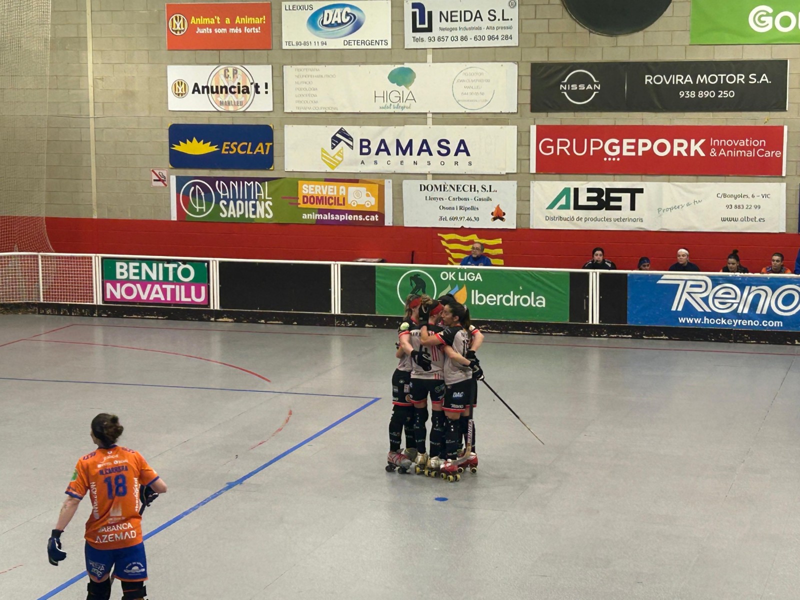 Les manlleuenques celebren el gol de Nara López