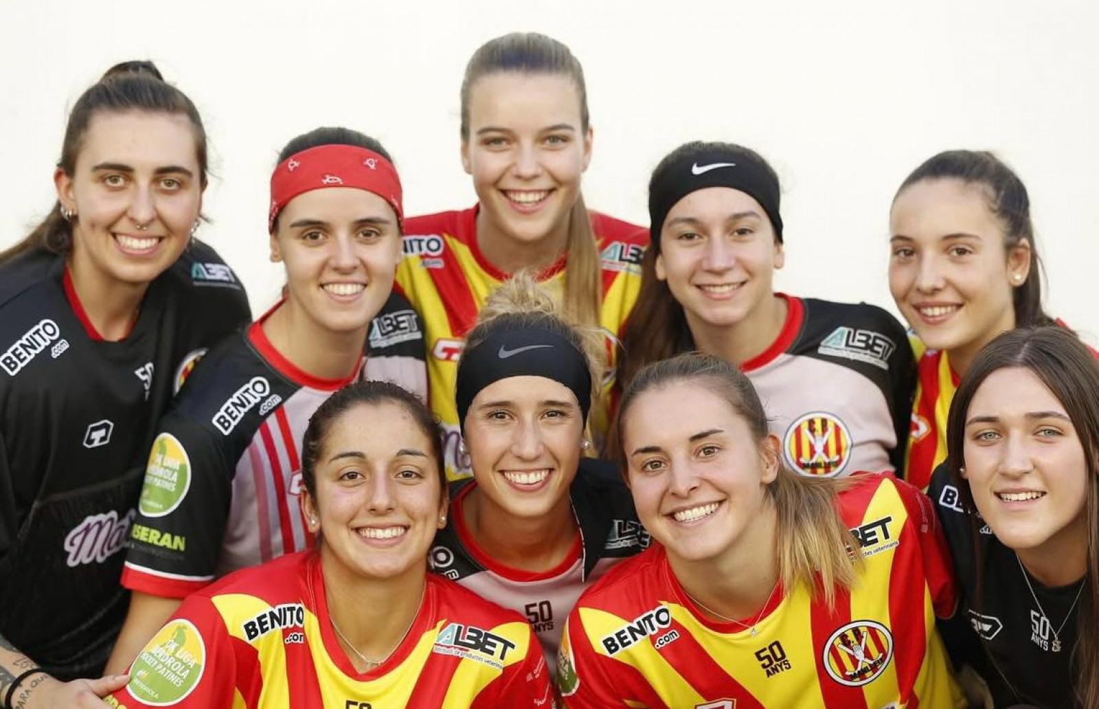 Plantilla del CP Manlleu 2024/25 amb Nara López i Joana Comas al centre de la imatge, fila de sota