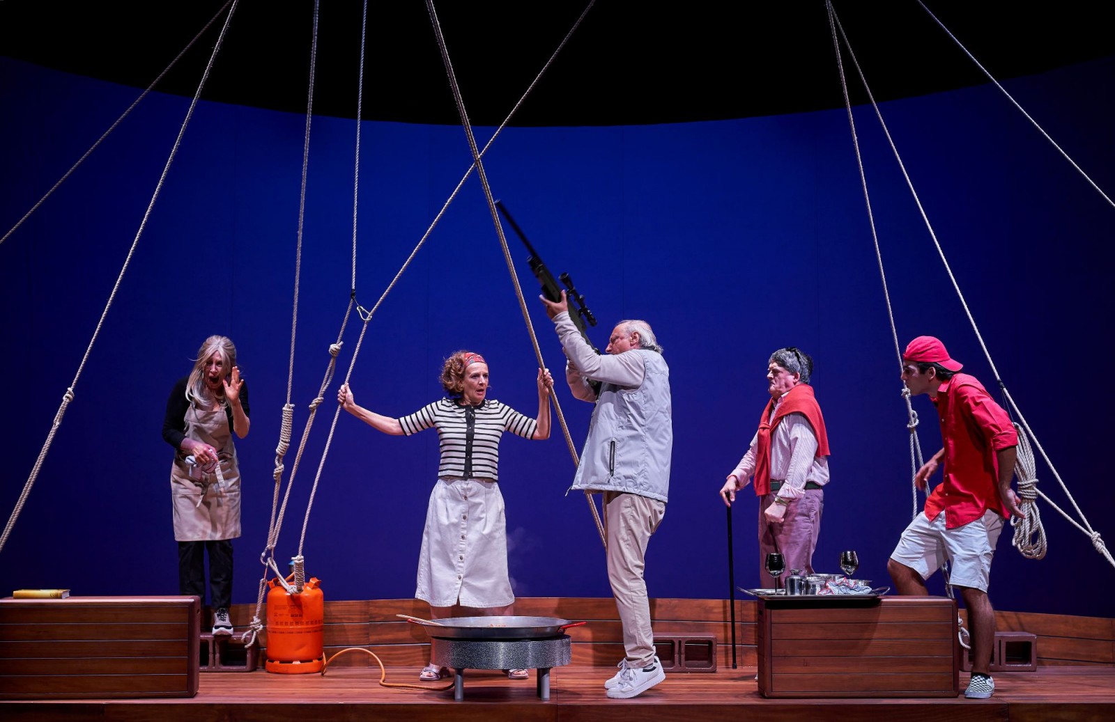 Escena de la representació teatral 'El Rey que fue' d'Els Joglars