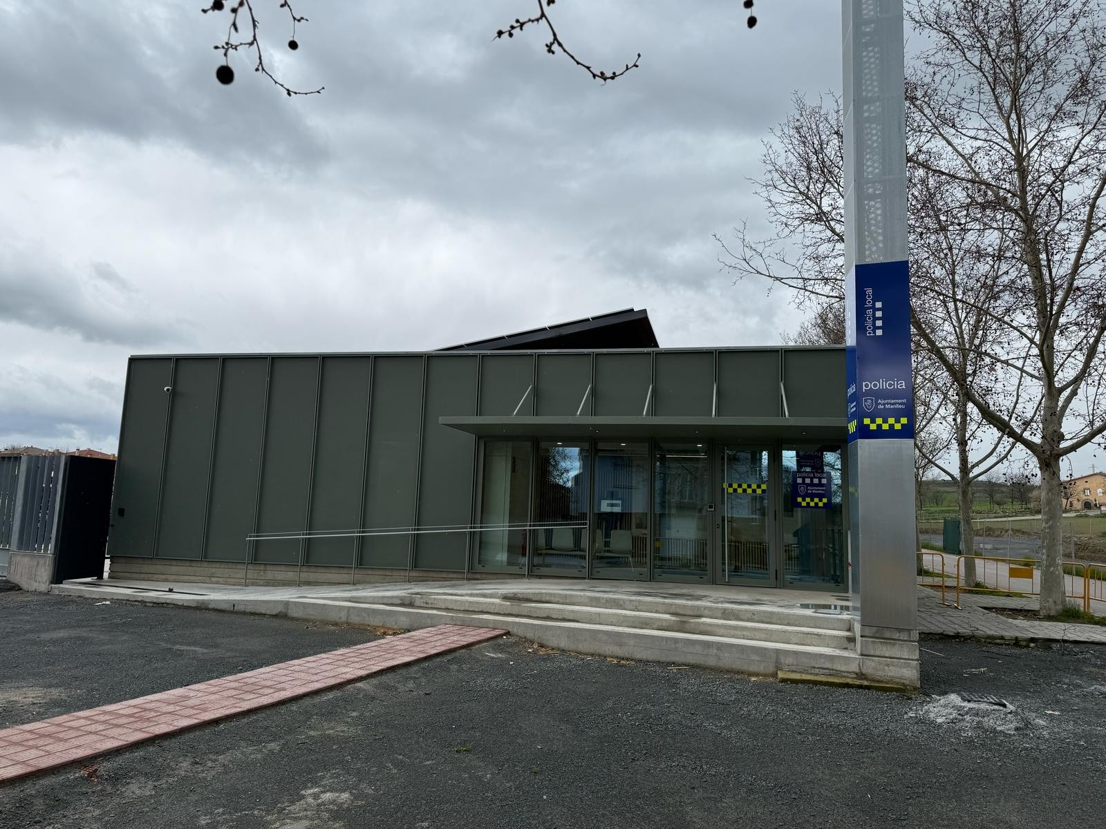 Entrada principal de la nova comissaria de la Policia Local de Manlleu