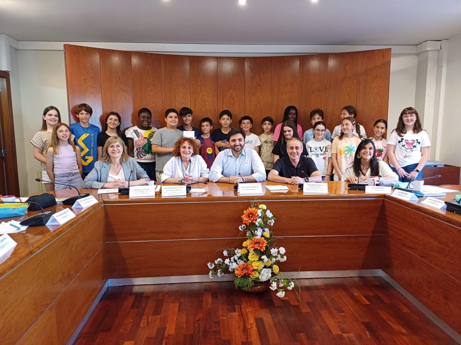 El consistori infantil amb regidors de l'ajuntament