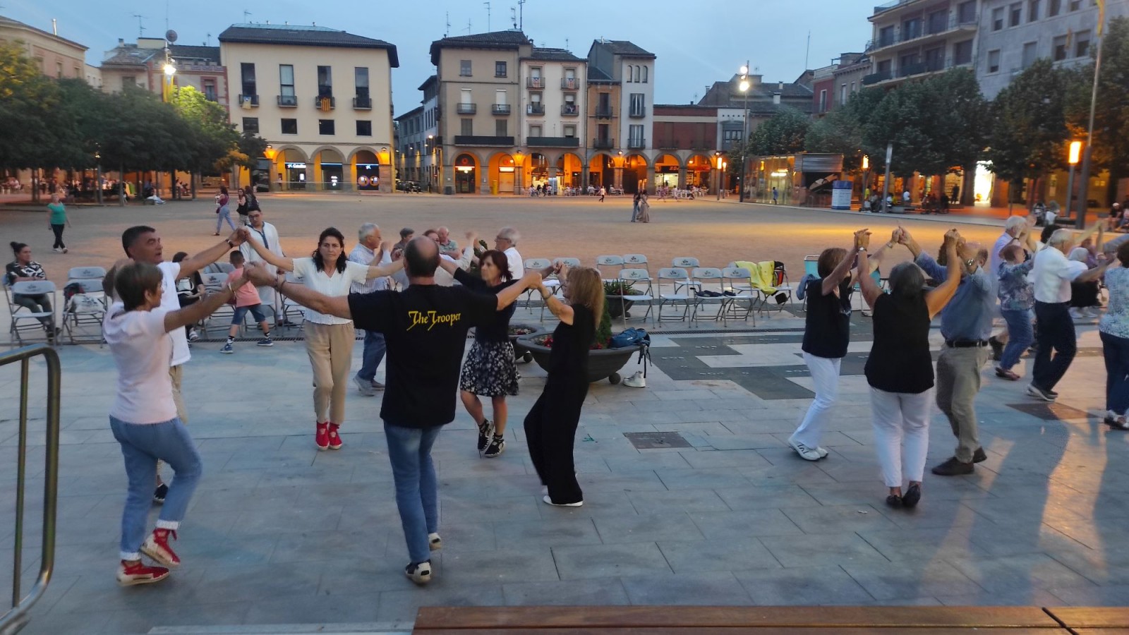 Ballada de sardanes a la plaça Fra Bernadí