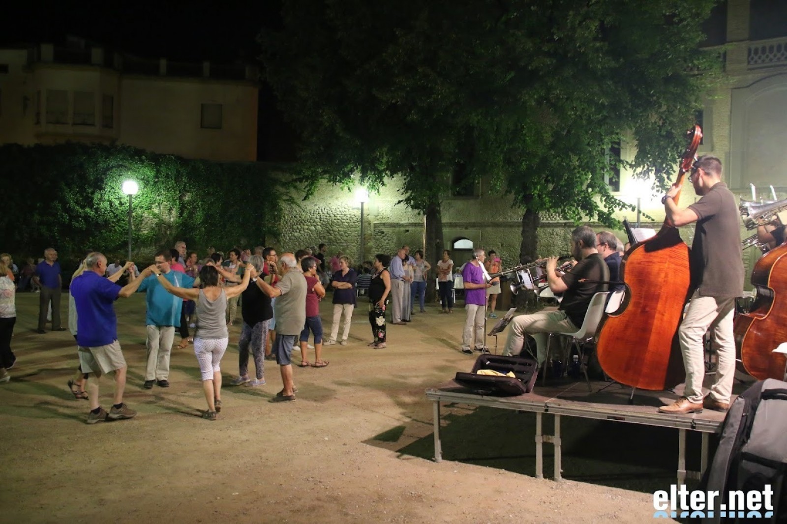 Ballada de sardanes als jardins de Can Puget