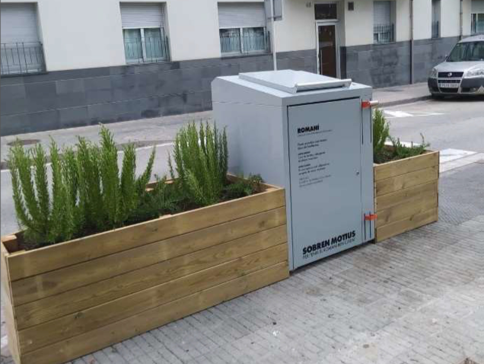 Jardineres instal·lades en un dels punts crítics