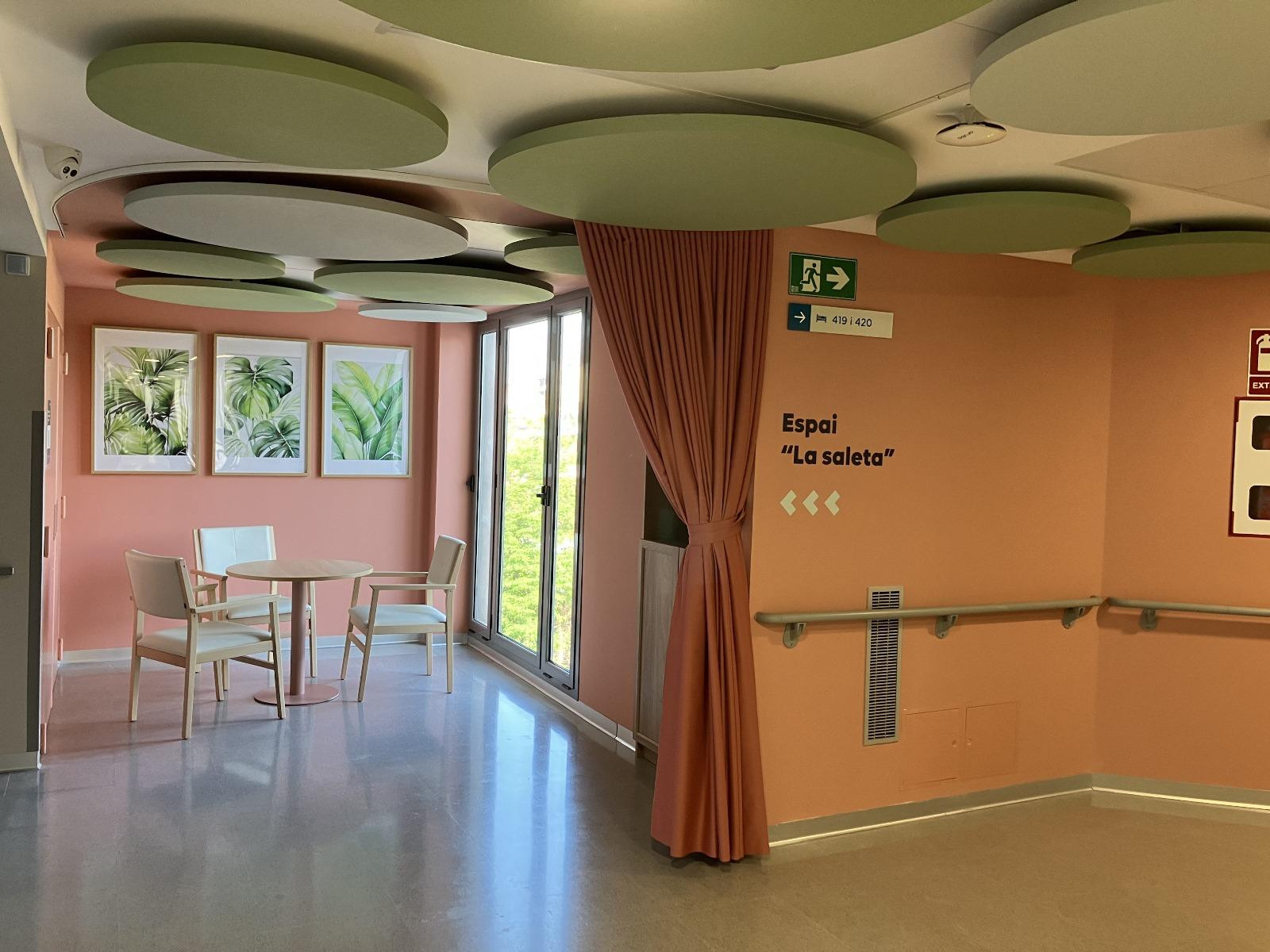 La Saleta s’ha concebut com un entorn tranquil, càlid i acollidor dins de la Unitat de Psicogeriatria