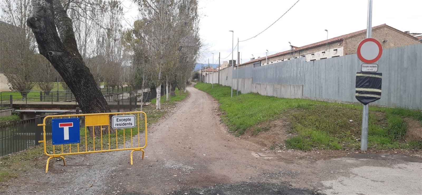 Només es permetrà l'accés als vehicles de veïns