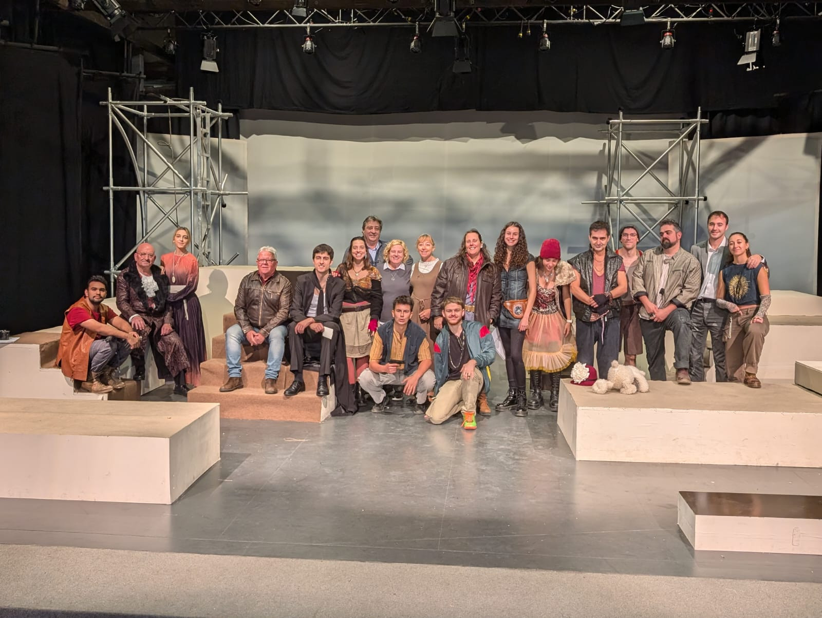 L'obra compta amb un nombrós repartiment intergeneracional