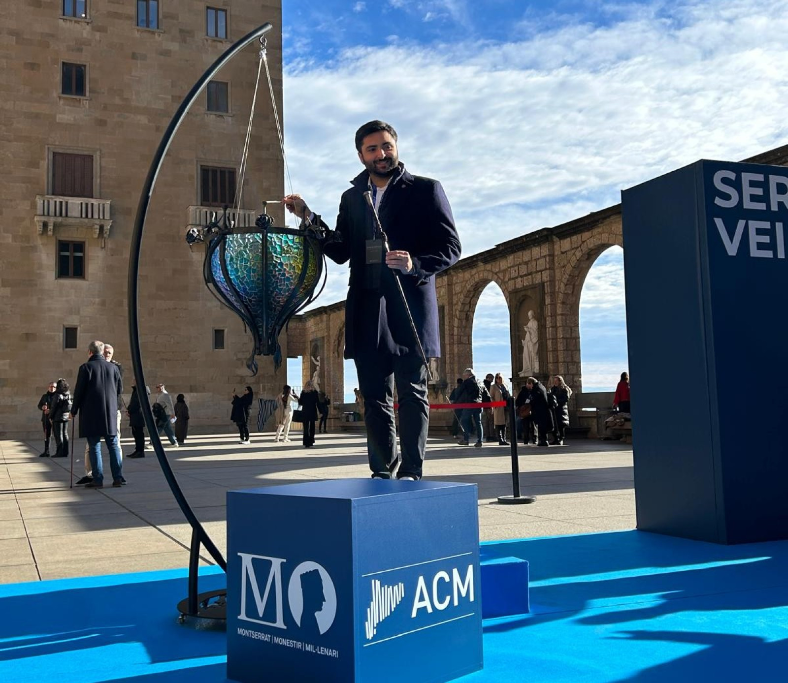 Arnau Rovira dipositant el nom de Manlleu a l’interior de la llàntia votiva