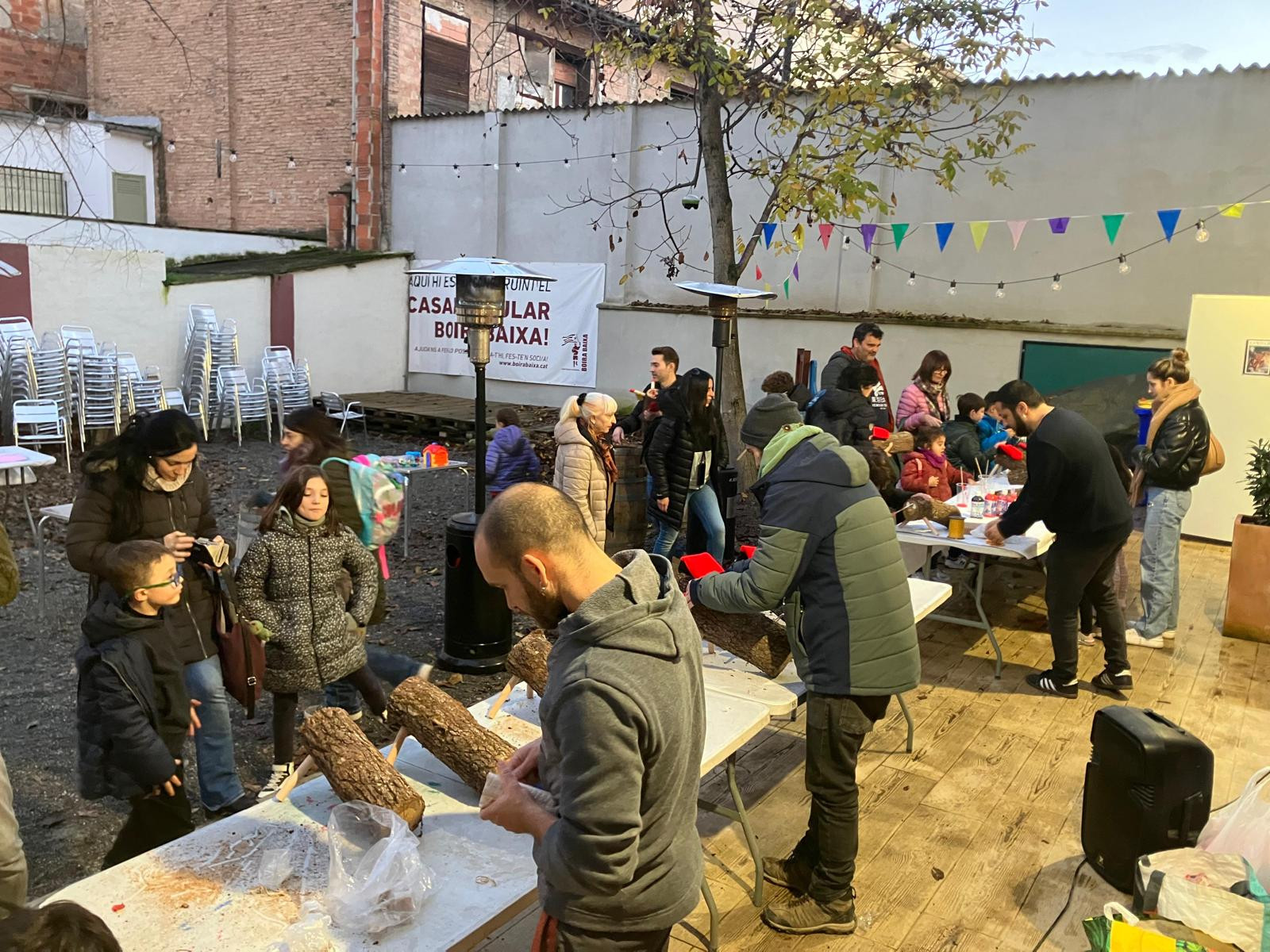 Els participants poden fabricar el seu propi tió de Nadal