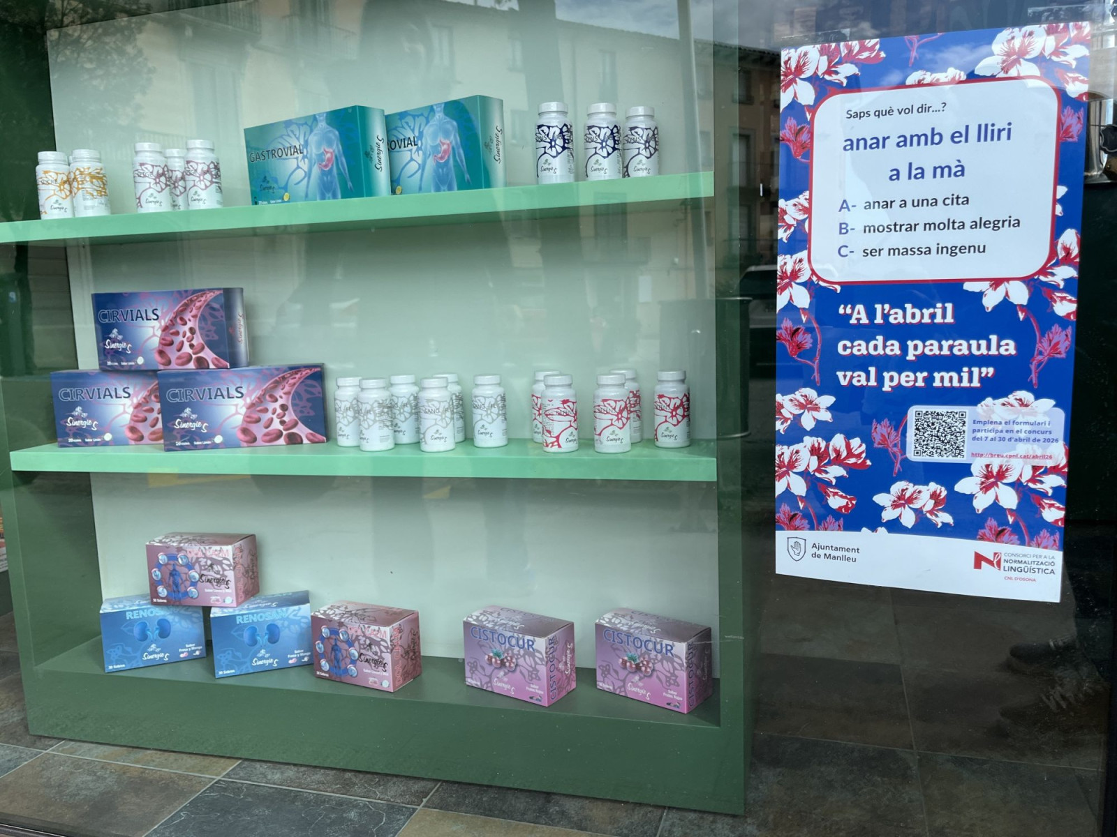 Un dels cartells de la campanya en un comerç de Manlleu