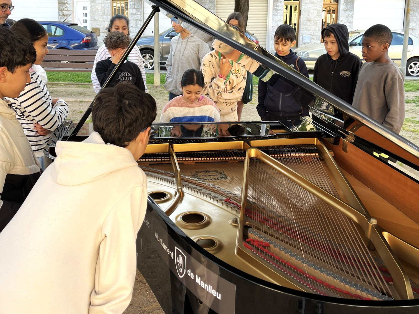 L'alumnat dels centres de Manlleu van acostar-se als pianos al carrer