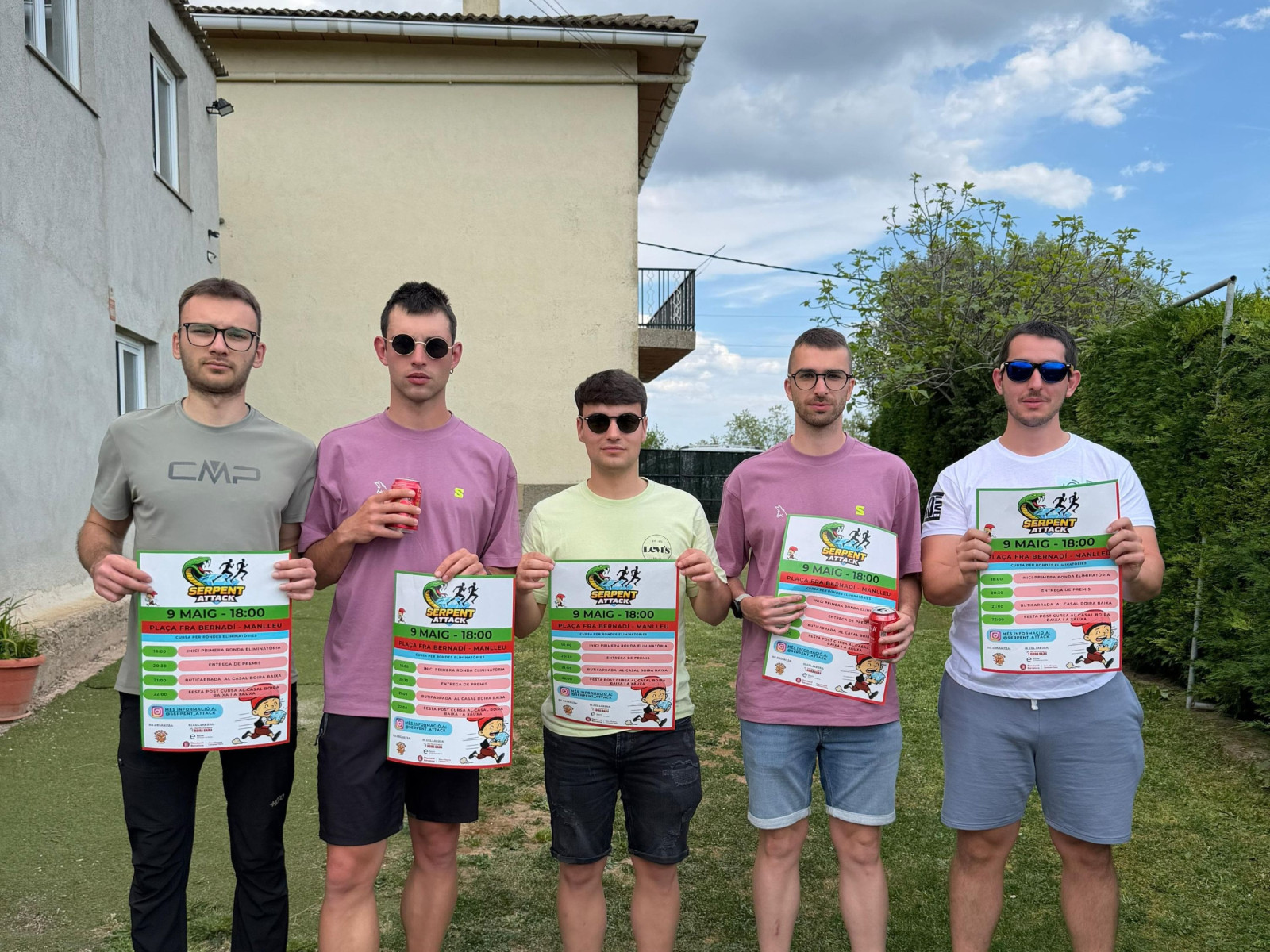 Els organitzadors del Serpent Attack presentant el cartell de la cursa