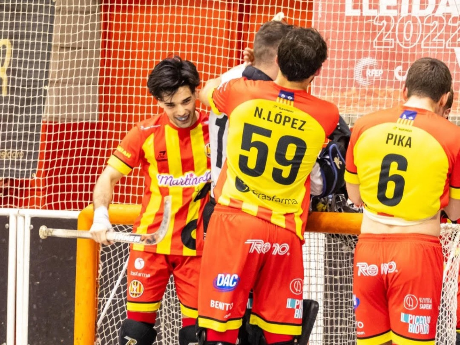 Moment de la celebració de la victòria del sènior masculí del Club Patí Manlleu