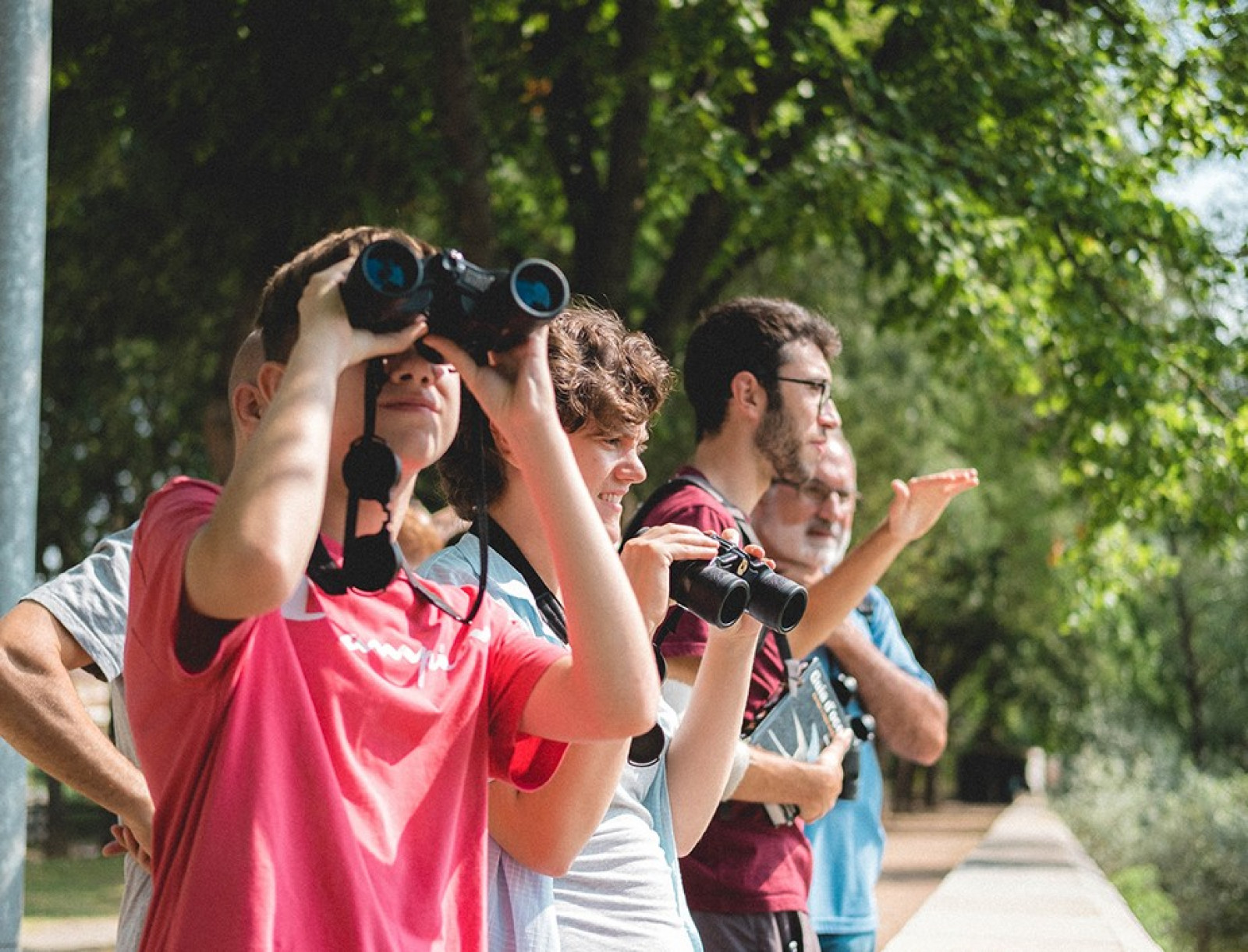 Un grup de persones descobrint racons de l'espai natural