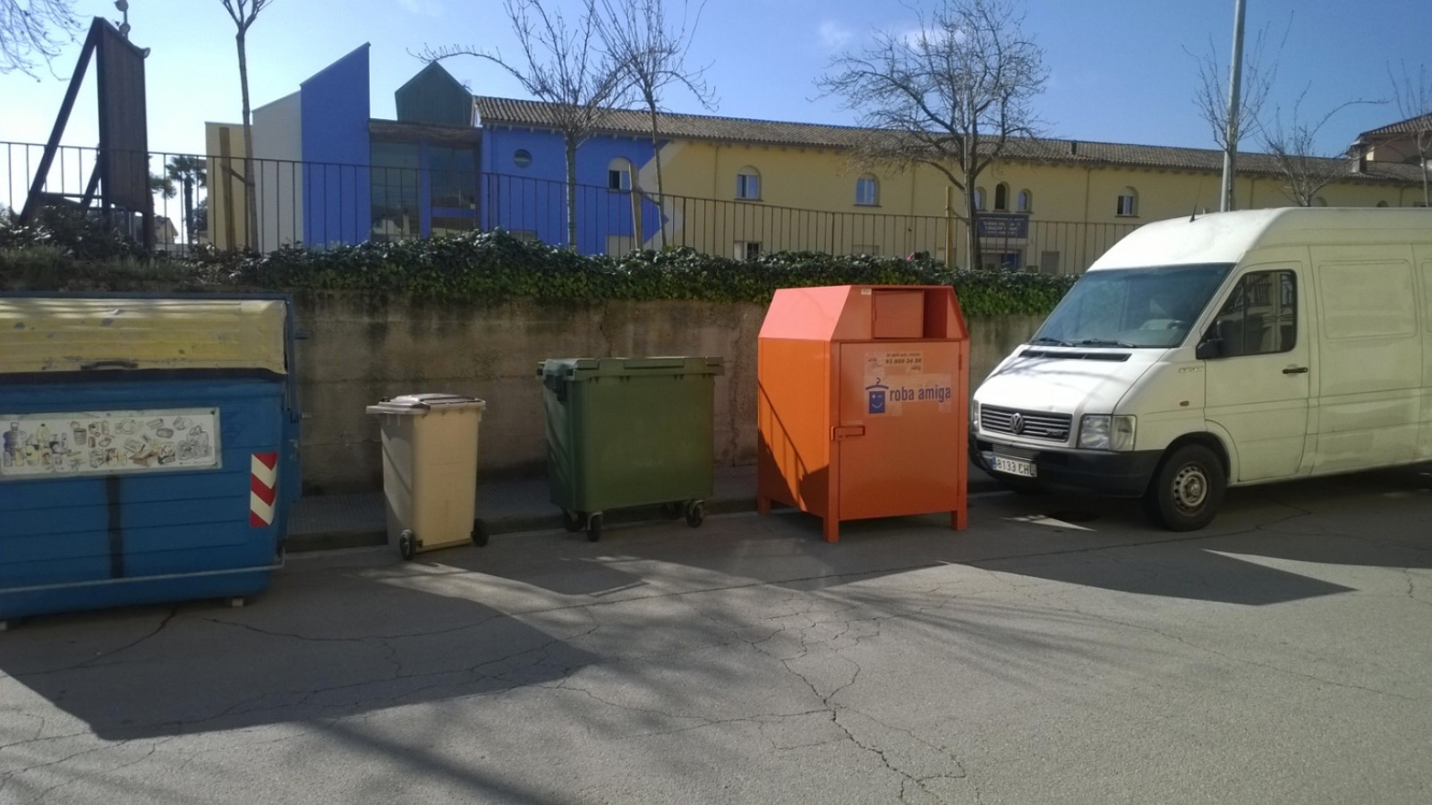 Les bústies de roba es retiren dels carrers del municipi