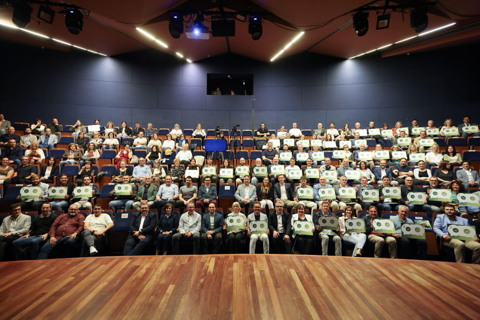 Foto de família dels premiats en l'entrega de guardons