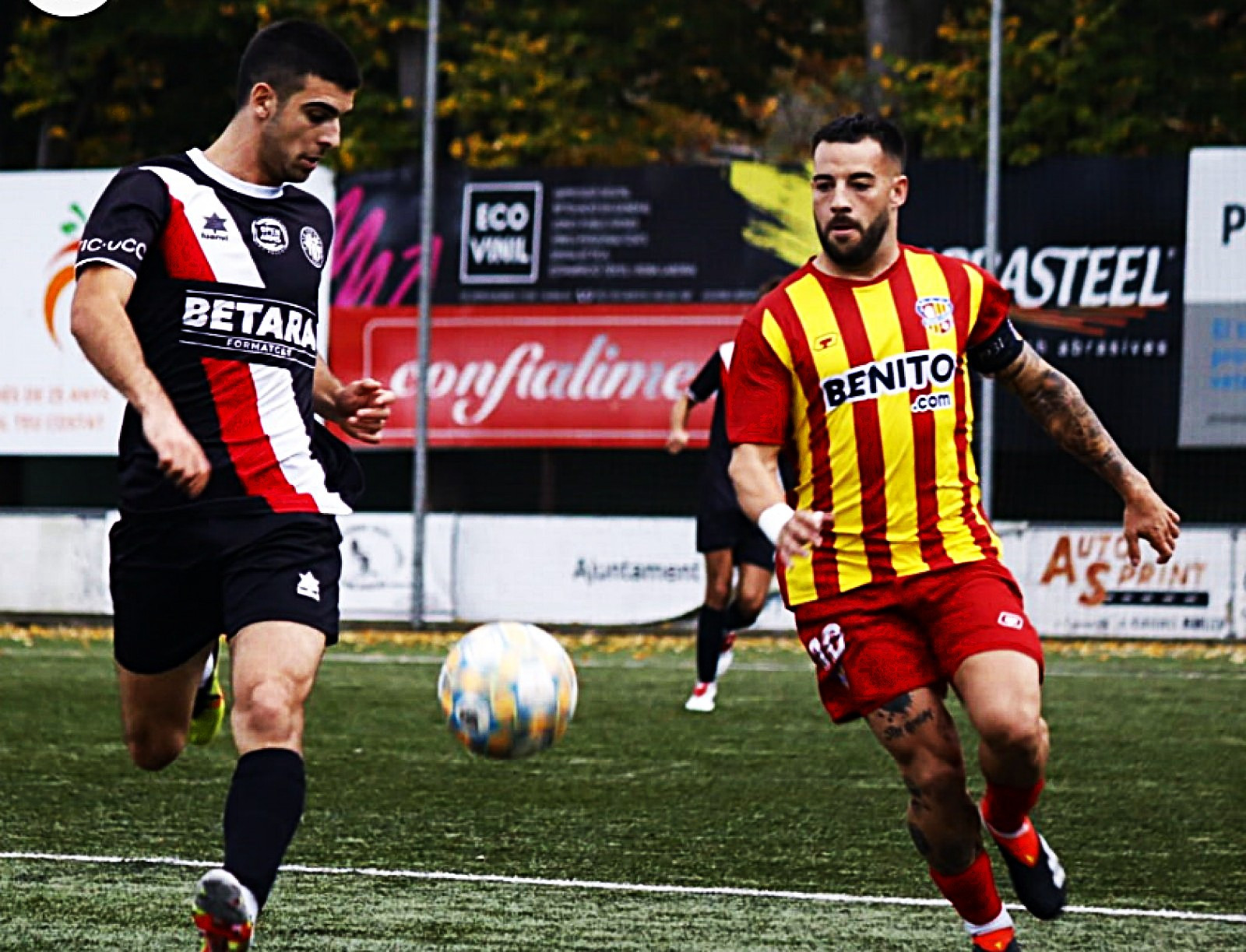 Martí Soler disputant la pilota amb un jugador de la UE Vic