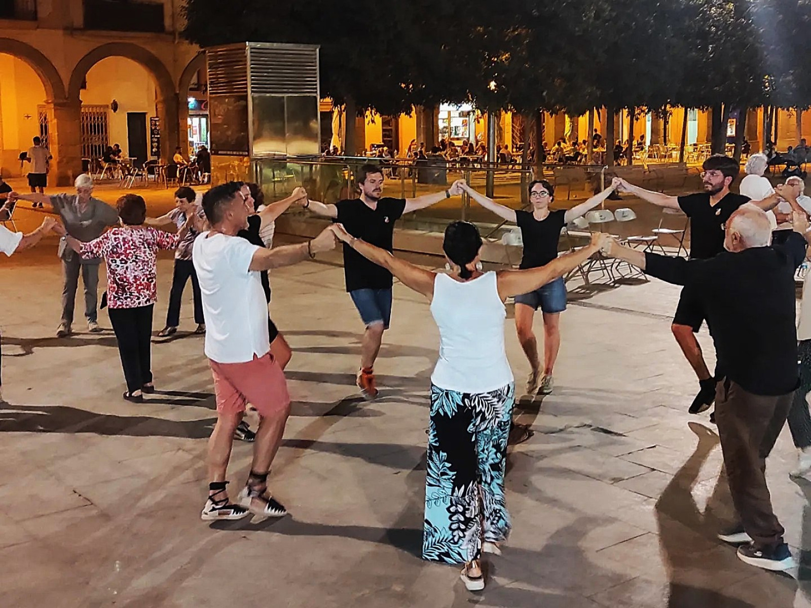 La plaça Fra Bernadí s'ha convertit en el punt de trobada dels amants de la sardana