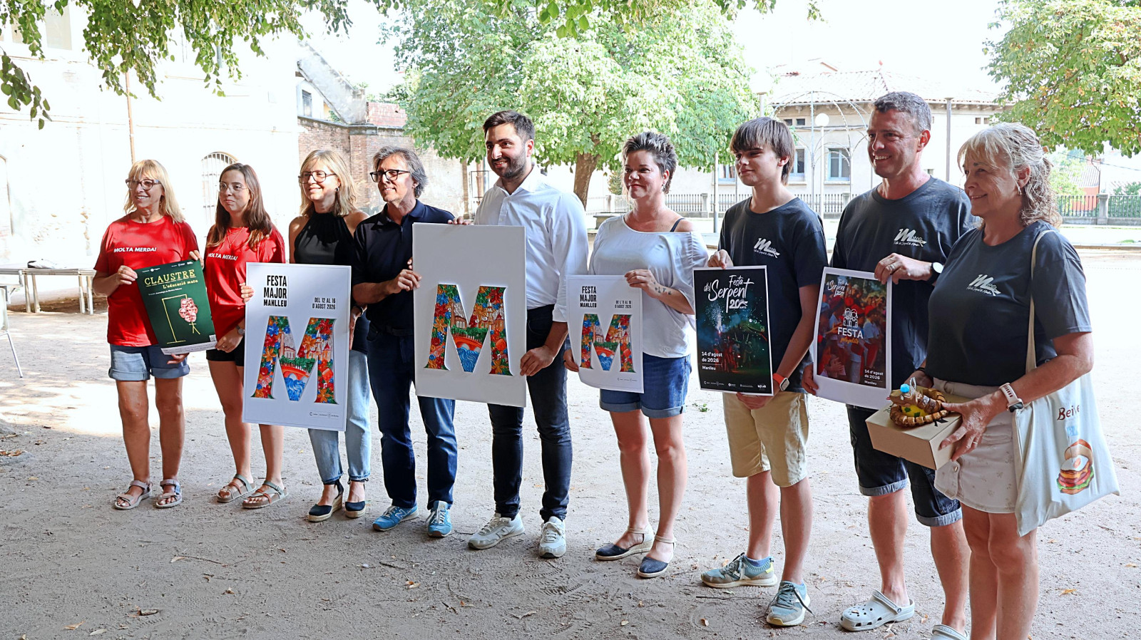 Foto de familia de les entitats que participaran en la gran festa de la ciutadania de Manlleu